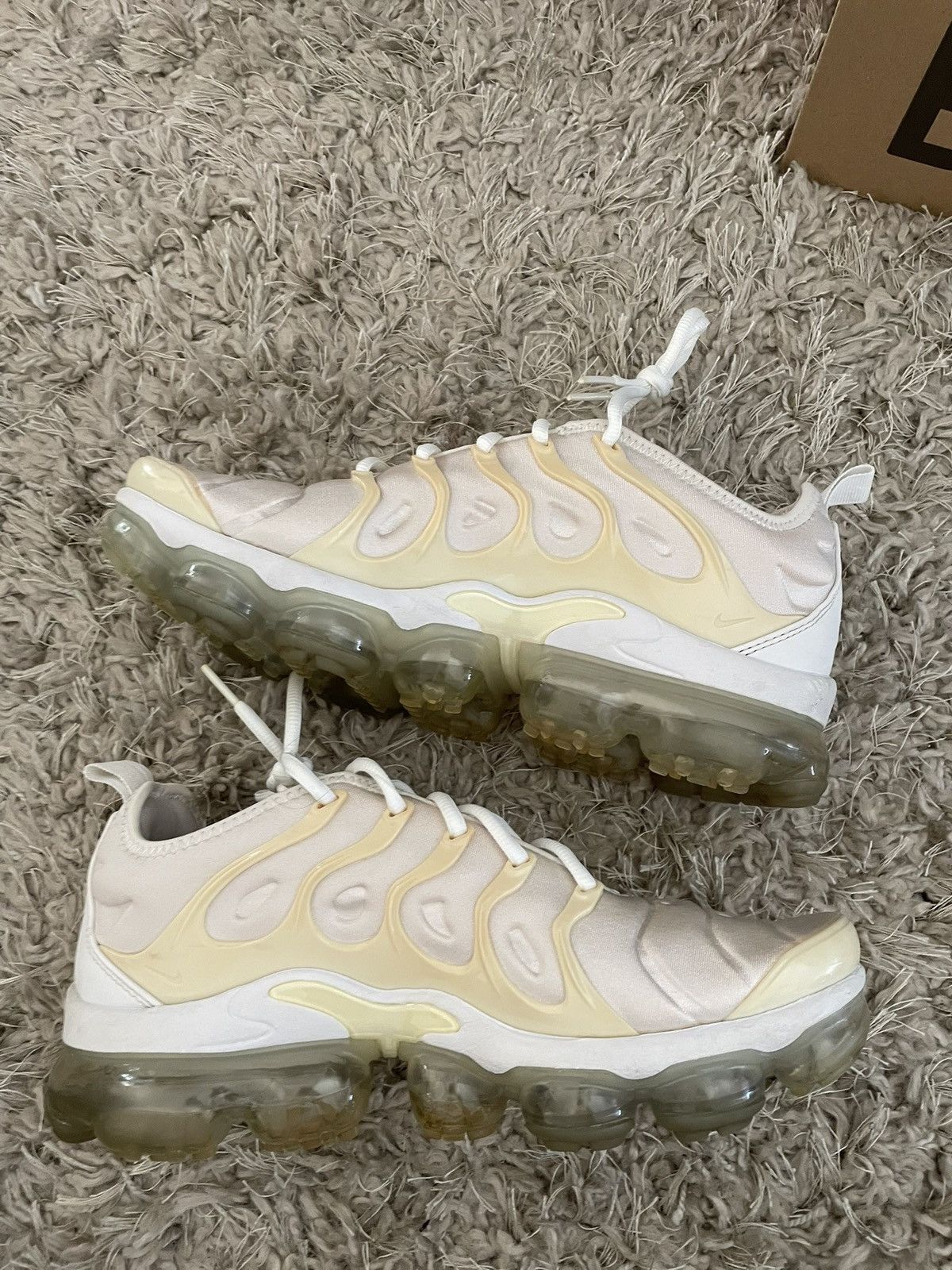 Nike Nike Air Vapormax Triple White Size US 8 / EU 41 - 3 Thumbnail