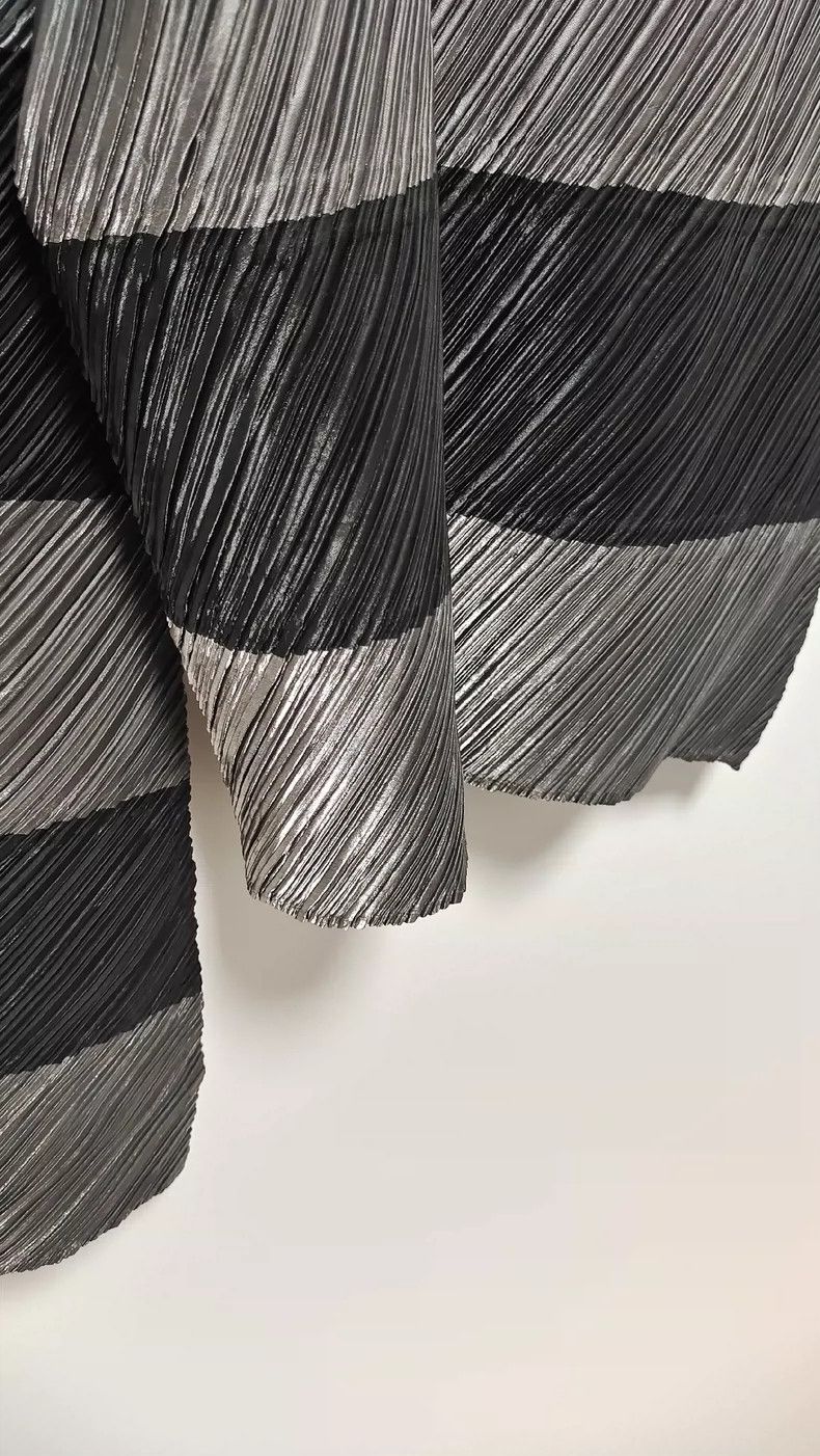 Issey Miyake Issey Miyake A mid-style mainline show with a lustrous fin Size M / US 6-8 / IT 42-44 - 2 Thumbnail