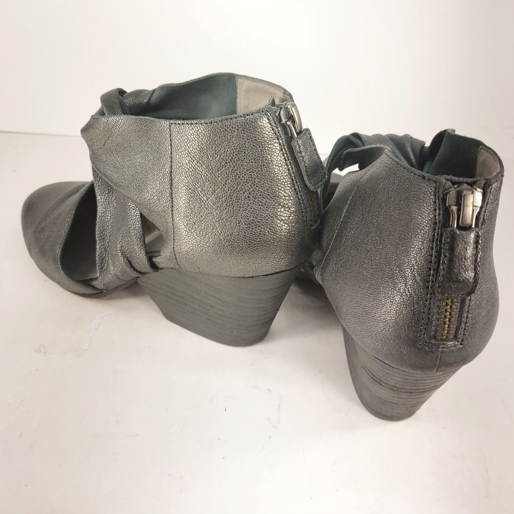 Eileen Fisher Eileen Fisher Silver Metallic Strappy Sandals Women 7.5 Closed Pointed Toe Leather Leather Zip Flat Sandal Womens Silver 7.5 Vintage No Size US 8 / IT 38 - 7 Thumbnail