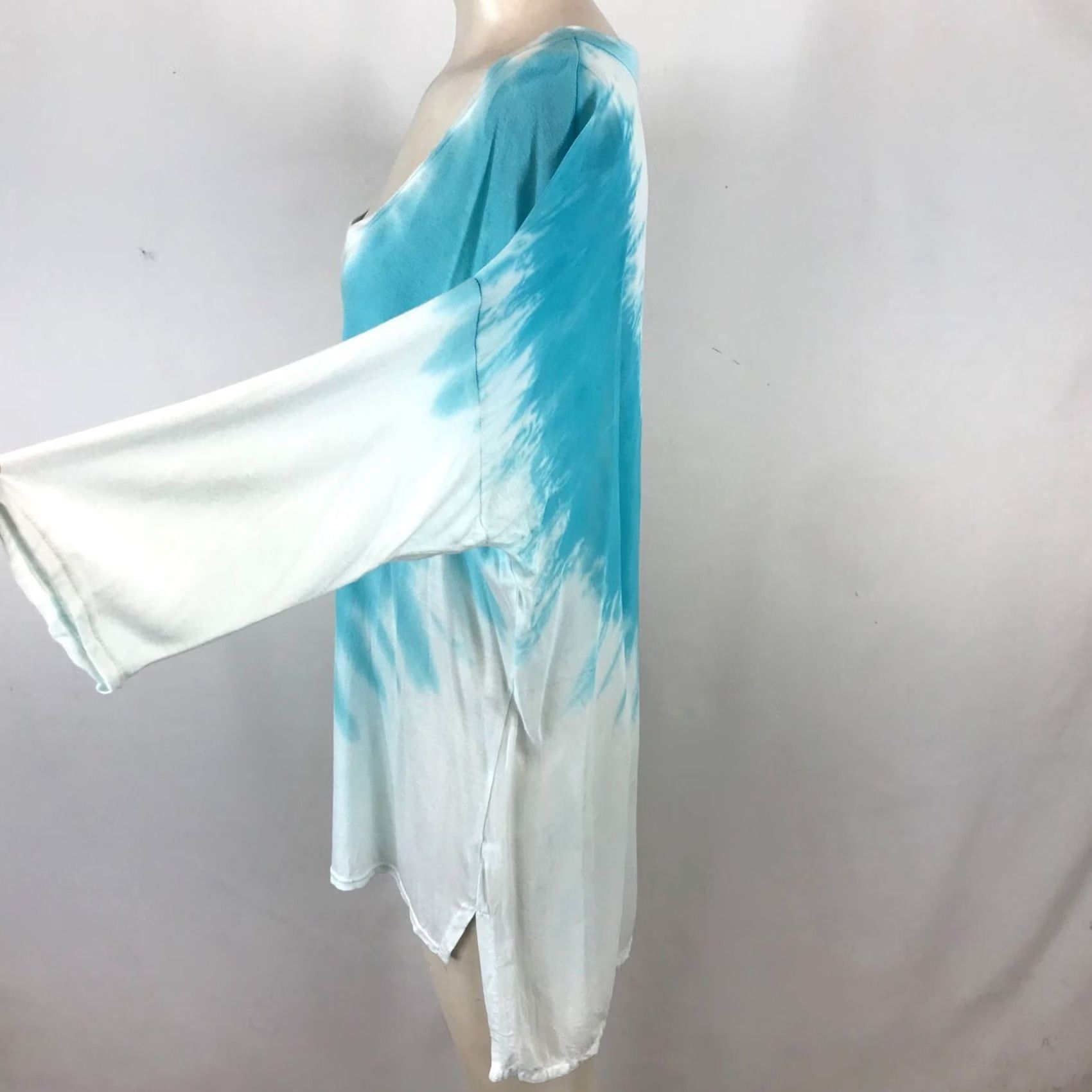Saks Fifth Avenue Saks Fifth Avenue - WOMEN'S Blouse - V-Neck - Blue - M - Colorful - 90s? (Note: Decade not in original) Size M / US 6-8 / IT 42-44 - 4 Thumbnail