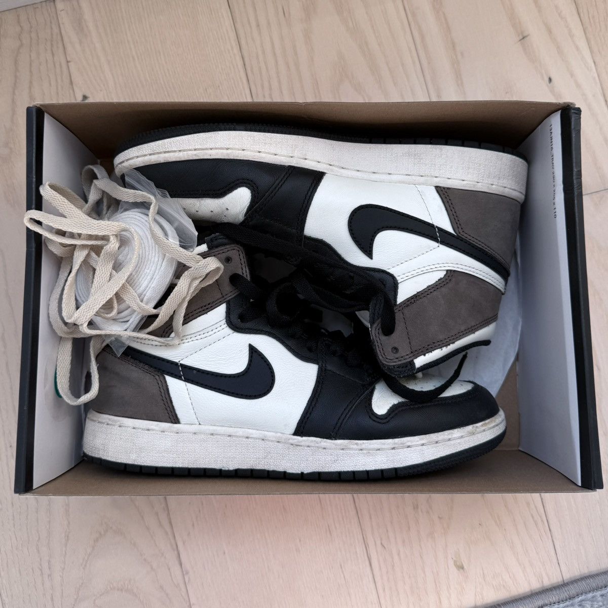 Nike Jordan 1 Retro High Mocha 5.5M/7W Size US 5.5 / EU 38 - 7 Thumbnail