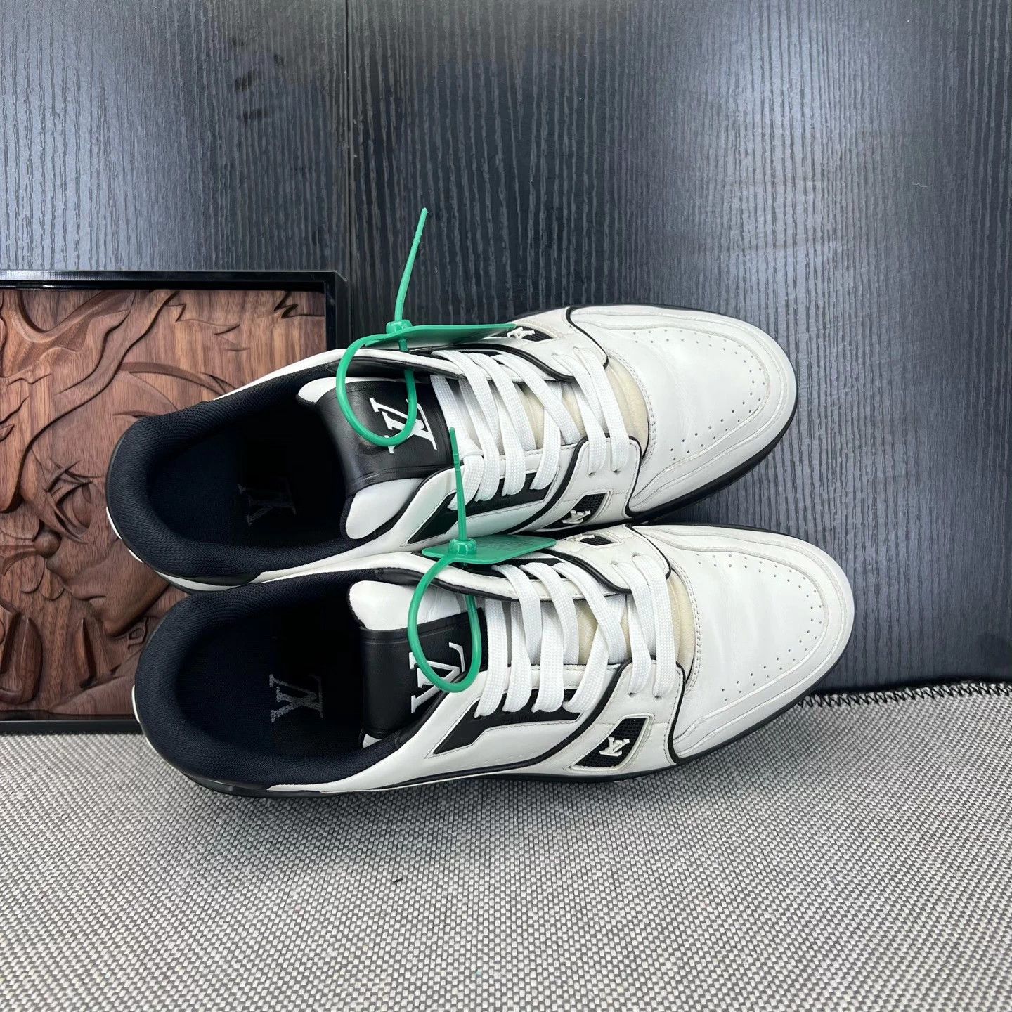 Louis Vuitton Louis Vuitton Trainer Sneakers - Size 7 - Black/White . Size US 7 / EU 40 - 6 Thumbnail