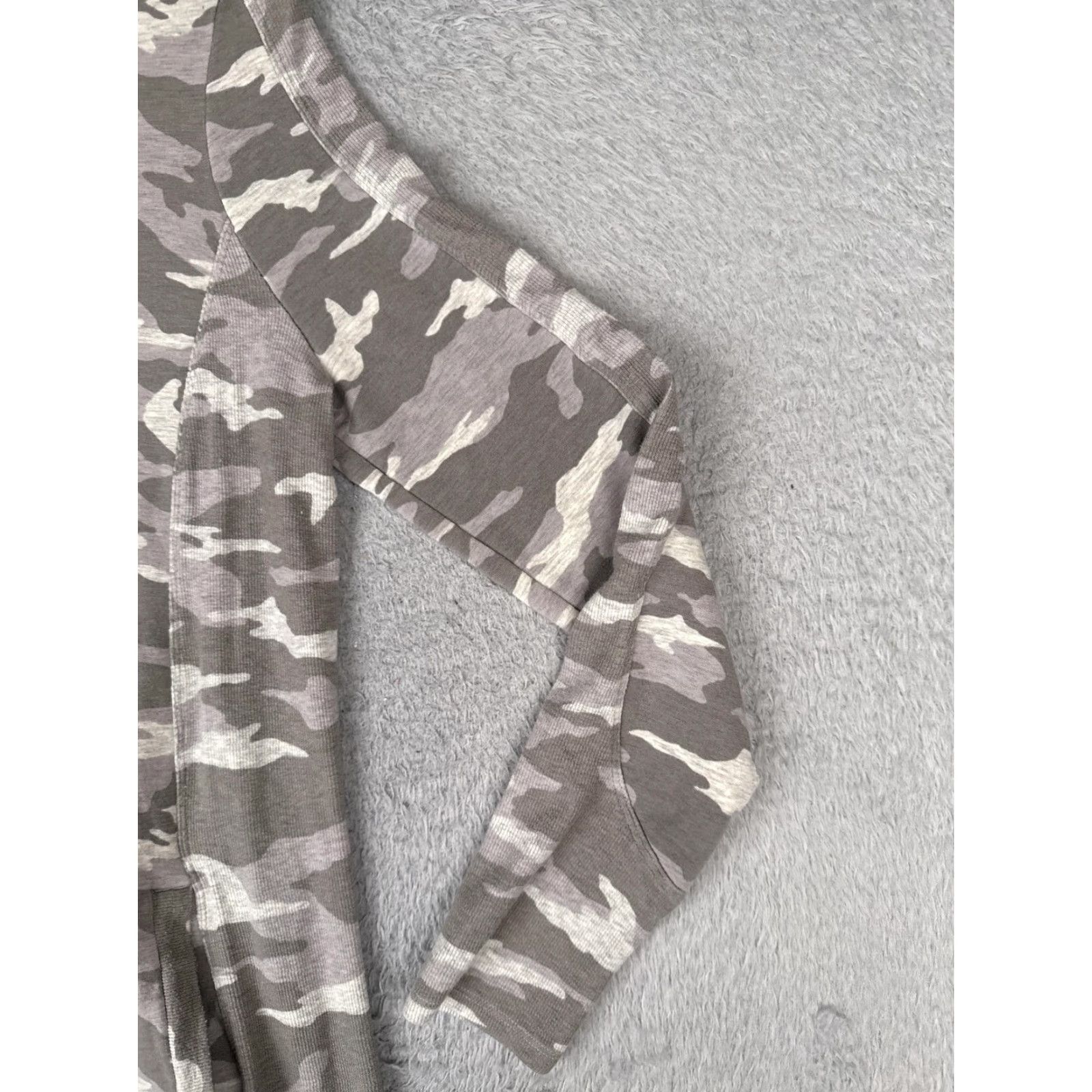 Athleta Athleta Sweatshirt Tunic Womens M Gray Camouflage Crew Neck Pockets Raglan Knit All Seasons Athleisure Shirt / Pullover Size M / US 6-8 / IT 42-44 - 2 Thumbnail