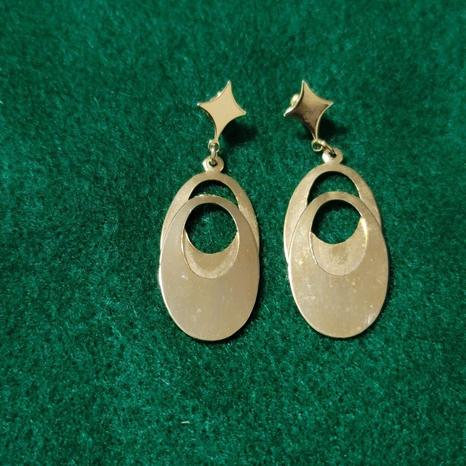 The Unbranded Brand Vtg Gold Tone Overlapping Oval Hoop Earrings Size ONE SIZE - 1 Thumbnail