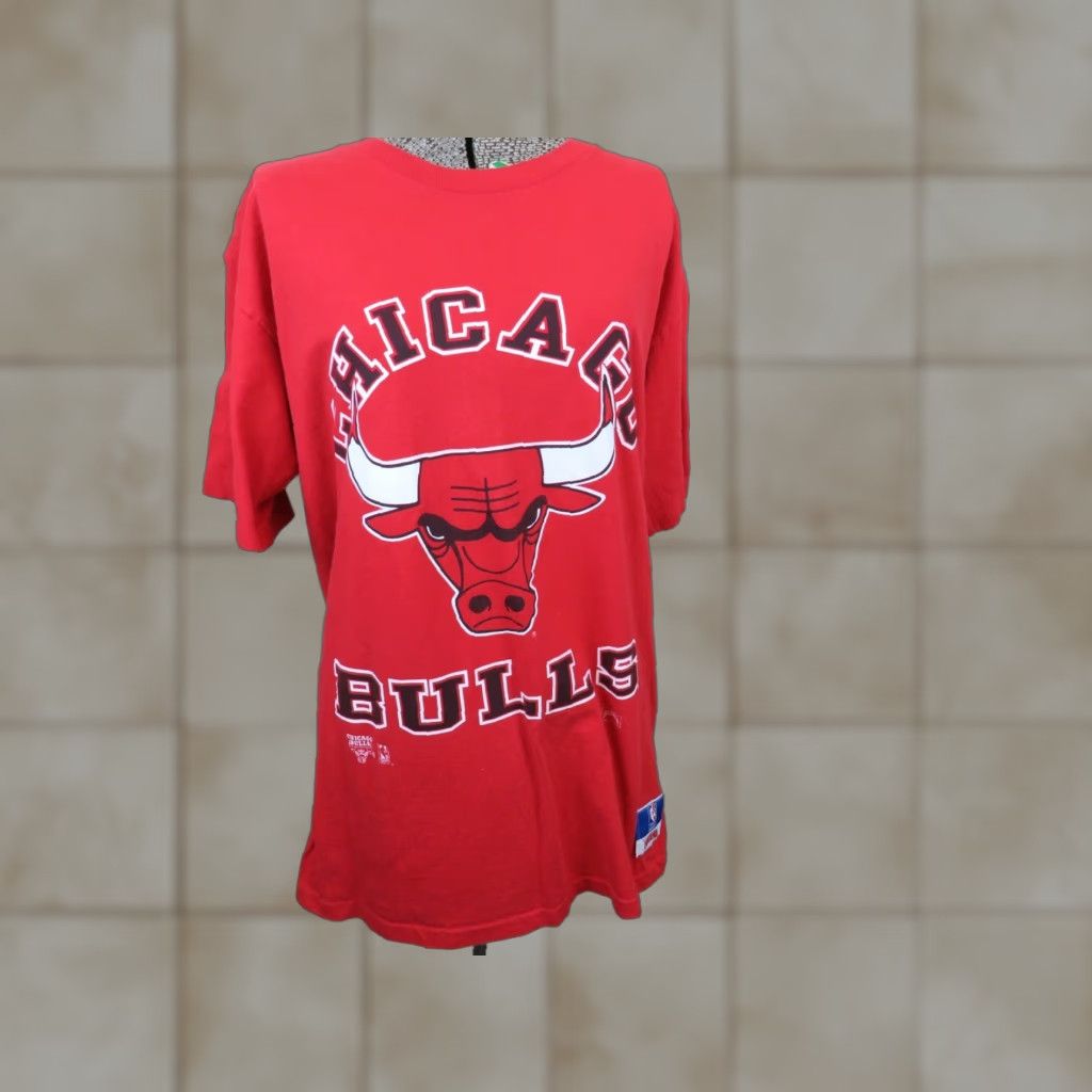 Nutmeg VINTAGE Nutmeg Chicago Bulls NBA T-Shirt XL Red Unisex Short Sleeve Graphic Tee Shirt 100% Cotton Mens Womens Boys Girls Size US XL / EU 56 / 4 - 1 Thumbnail