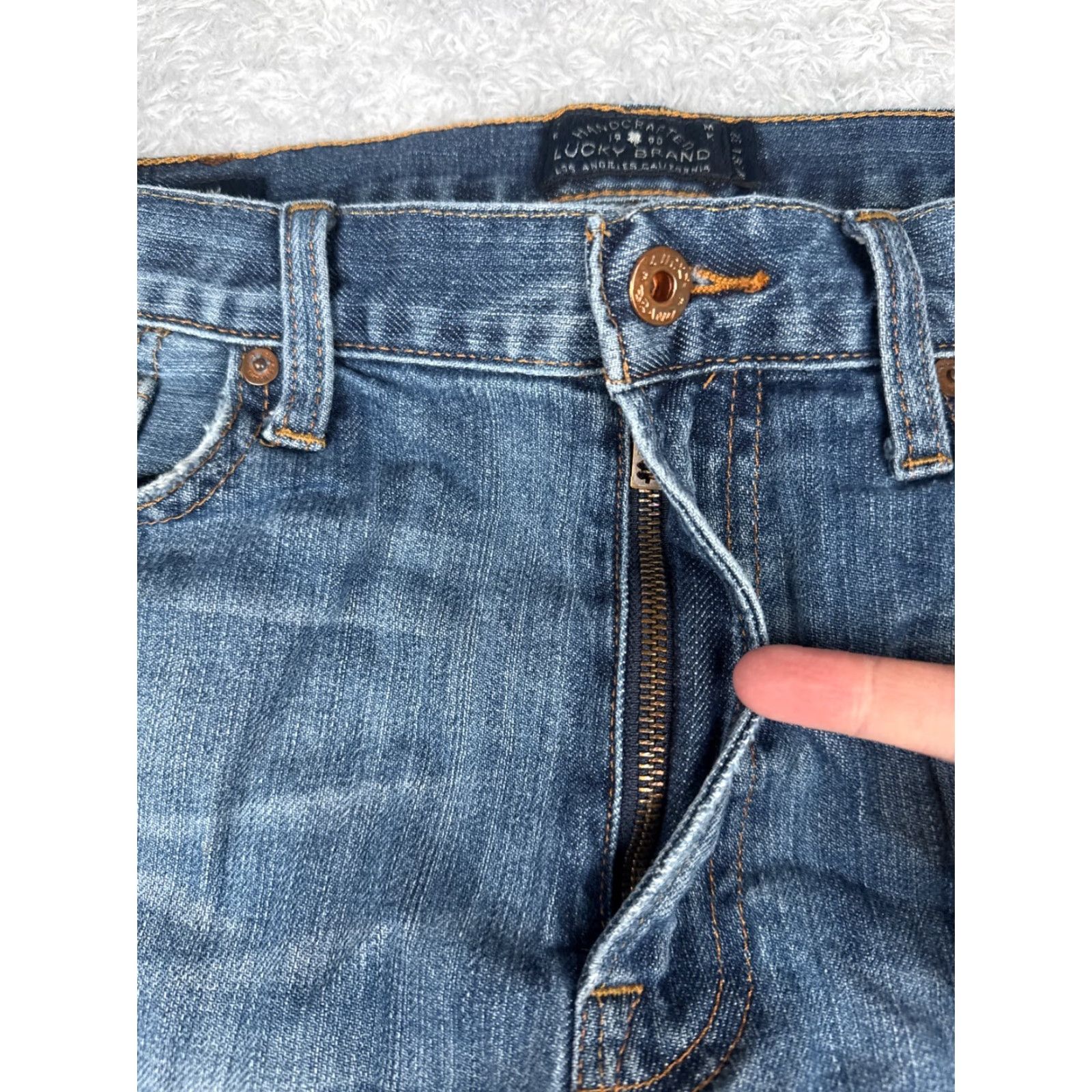 Lucky Brand Lucky Brand Jeans Mens Slim Blue Denim 36 Regular 31in 5-Pocket Distressed Button Fly Cotton Slimming Heritage 121 Vintage No N/A Size US 36 / EU 52 - 5 Thumbnail