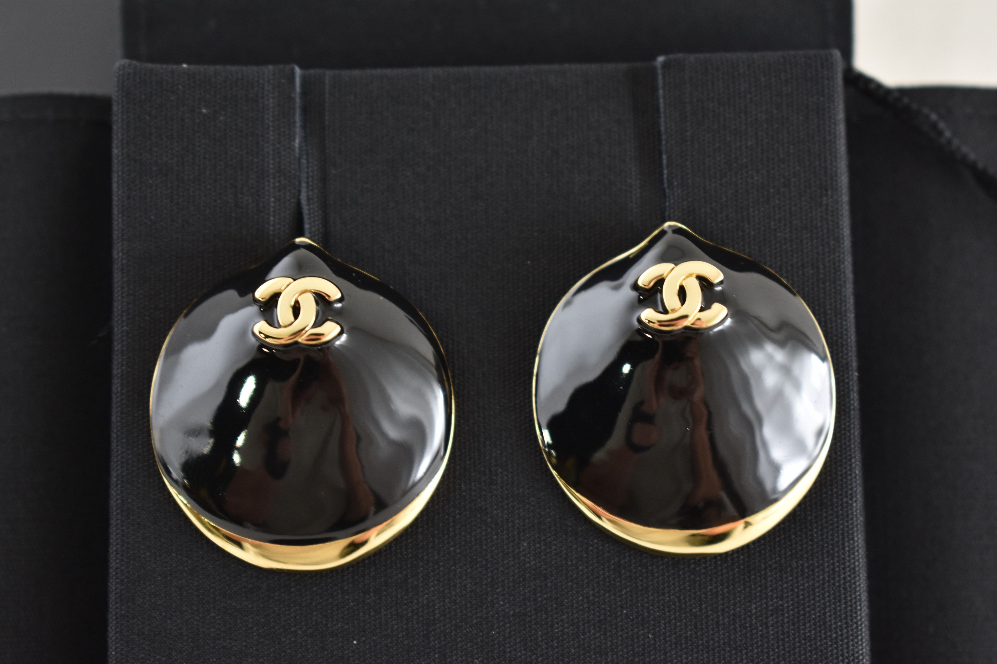 Chanel 26M Coco Beach Gold Shell Seashell CC Logo Dangle Earrings Size ONE SIZE - 7 Thumbnail