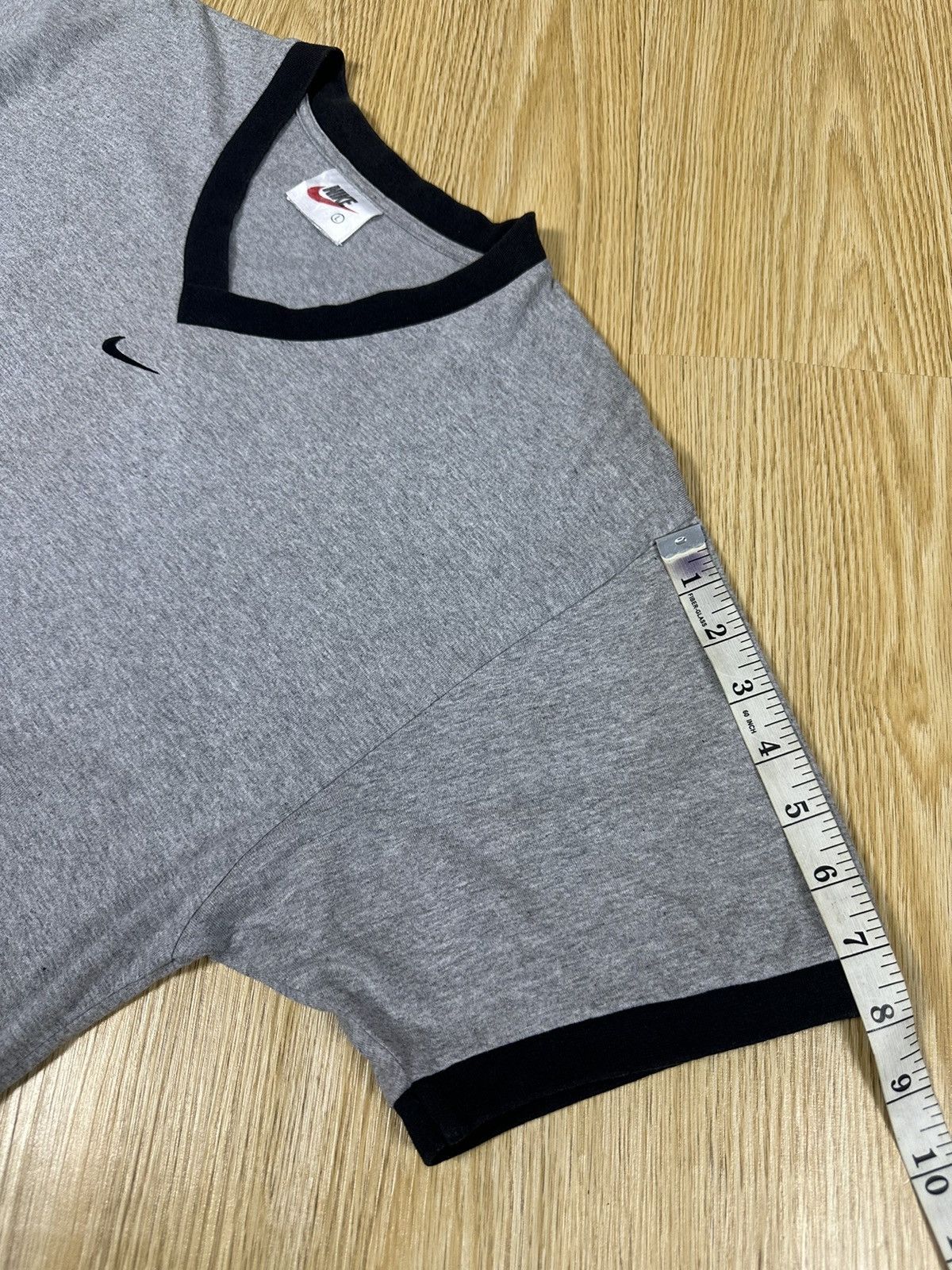 Nike 90s Nike Center Swoosh Logo Vintage Tshirt A395 Size US L / EU 52-54 / 3 - 6 Thumbnail
