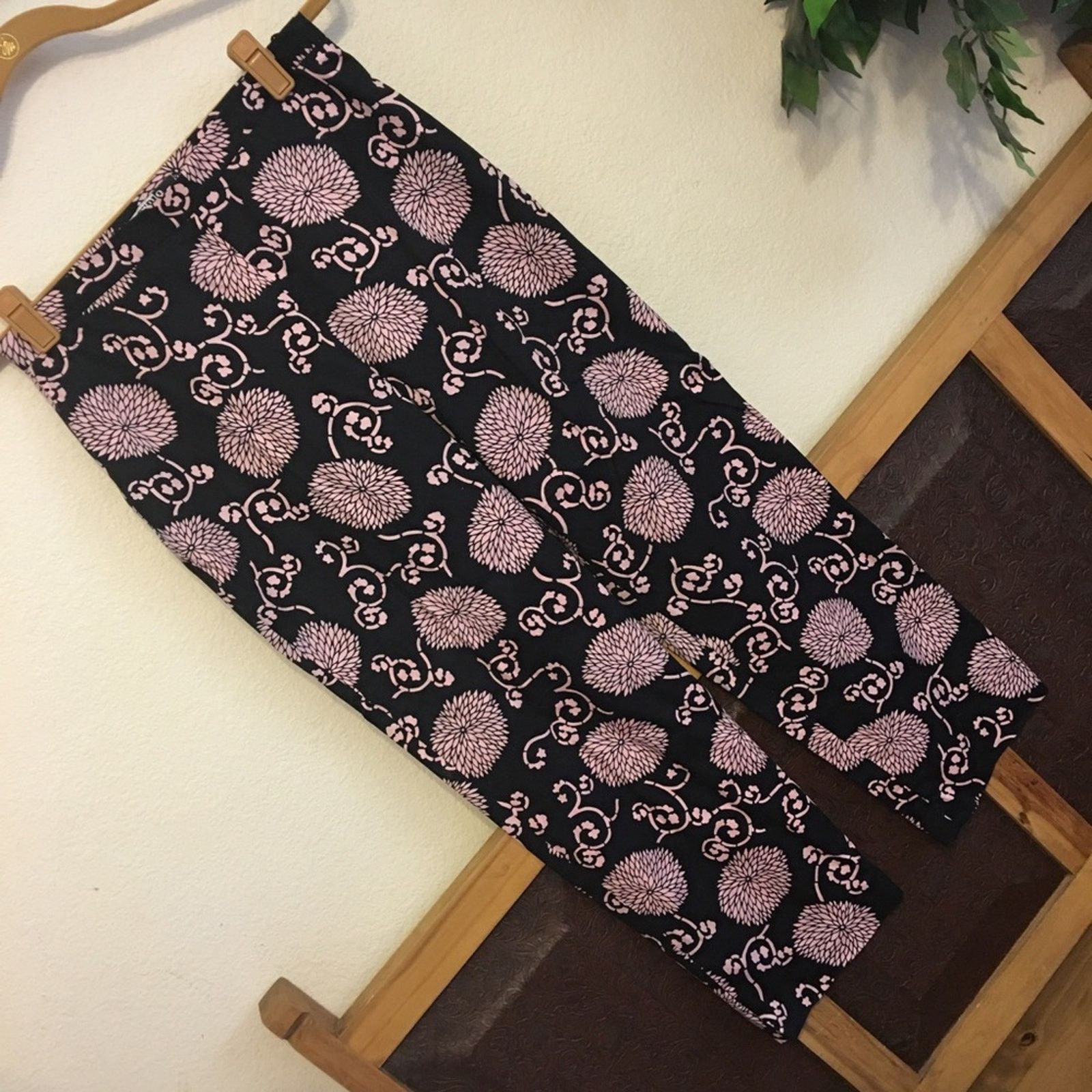 Other Studio JPR pink & black floral print cropped pants Size 30" / US 8 / IT 44 - 2 Thumbnail