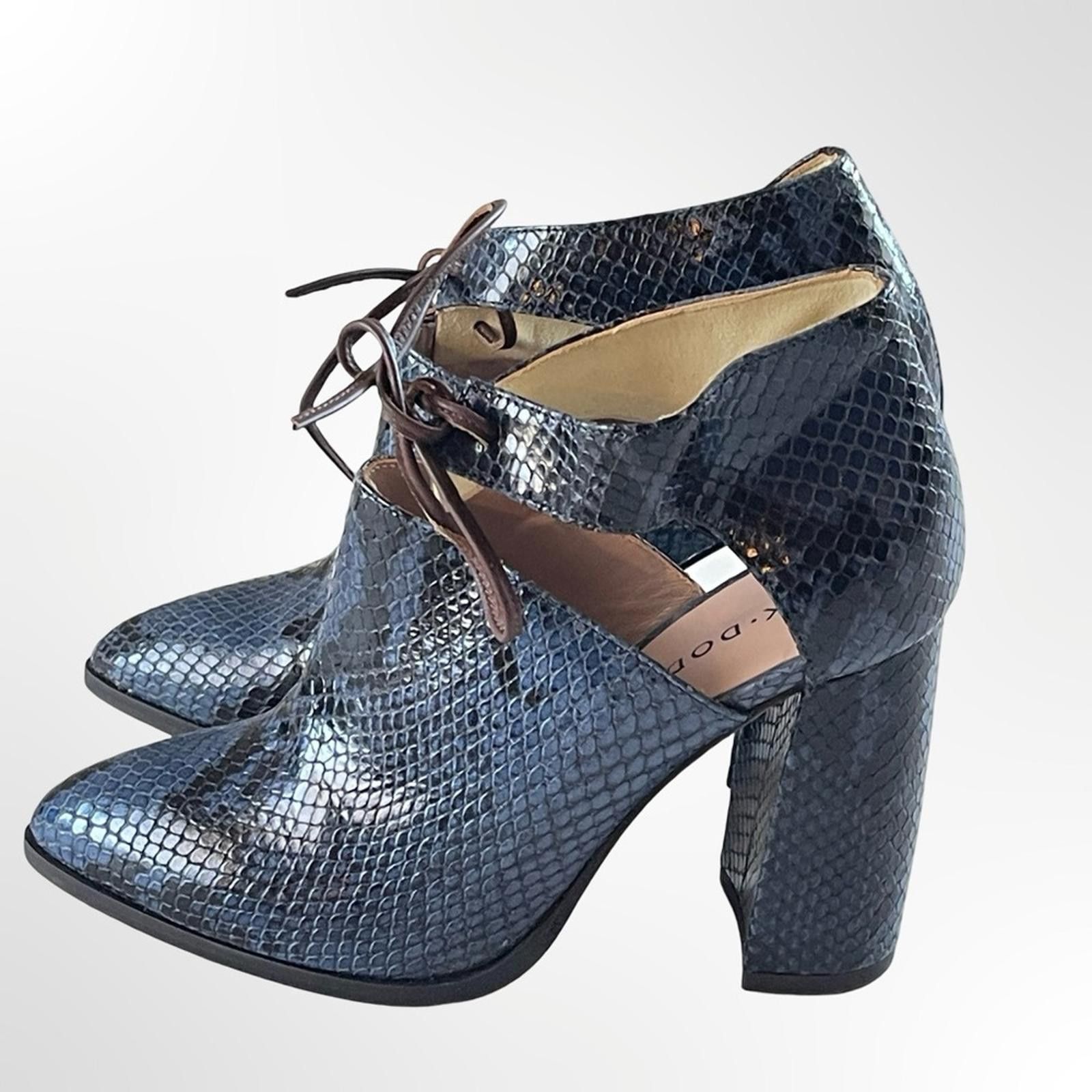 Other KK DODDS Pointed Toe Cutout Heels in Navy Snake Print in 6.5 Size US 6.5 / IT 36.5 - 4 Thumbnail