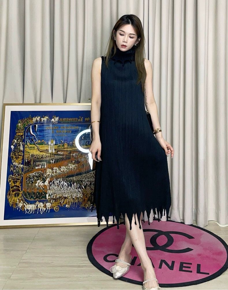 Issey Miyake Issey Miyake size:5 Black pleated dress Size S / US 4 / IT 40 - 2 Thumbnail