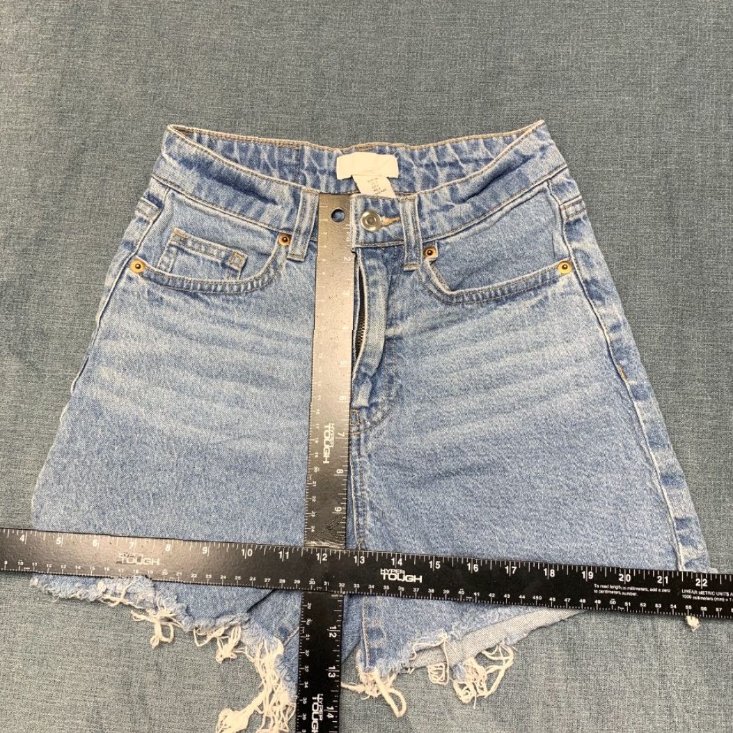 H&M H&M Cut-Off Shorts Womens 2 Blue Denim Cotton Stretch Frayed Hem Streetwear Shorts Womens 2 Blue Denim Cotton Stretch Frayed Hem Streetwear Size 26" / US 2 / IT 38 - 7 Thumbnail