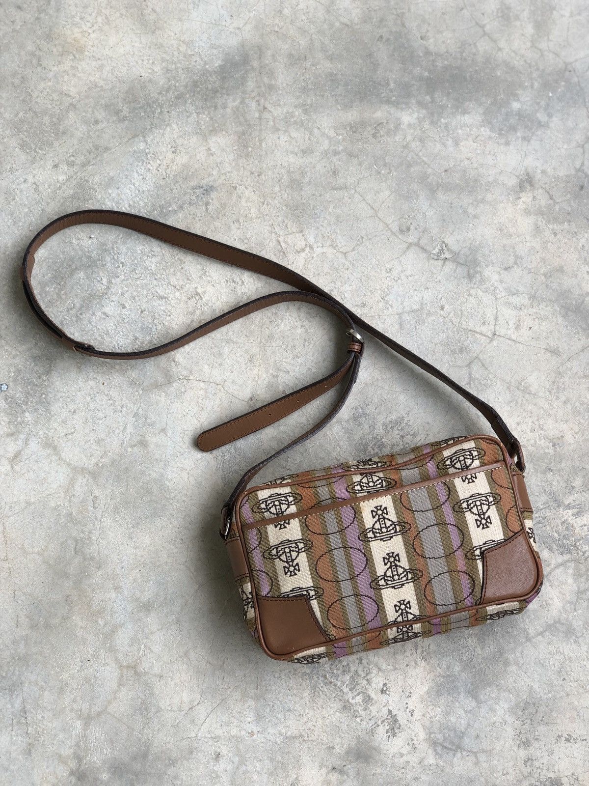 Vivienne Westwood Rare Vintage Vivienne Westwood Embroidered Orb Shoulder Bag Size ONE SIZE - 2 Thumbnail