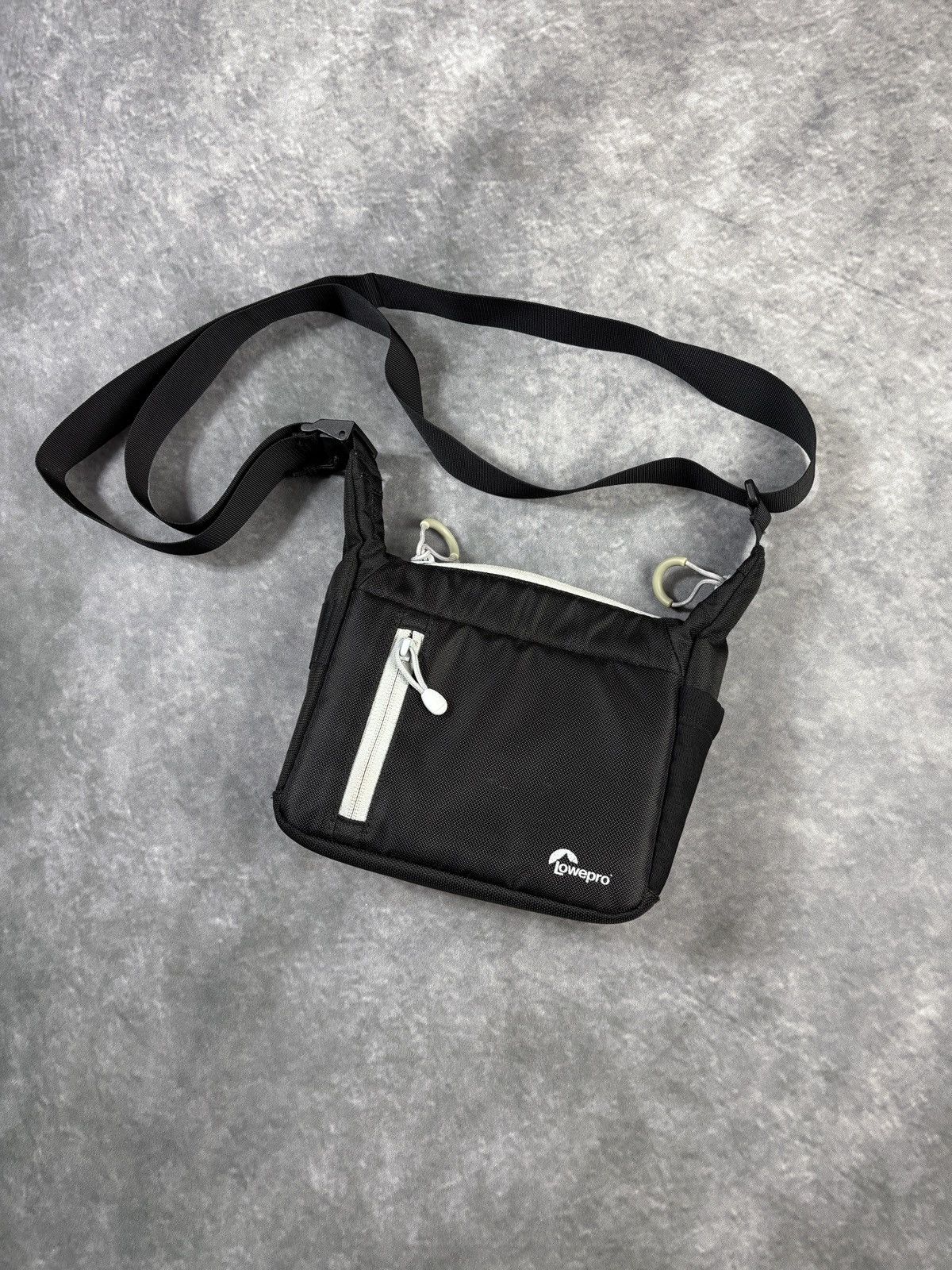 Lowepro Sling Bag Streamline 100Mini Messenger Day Side Pack in Black, Men's