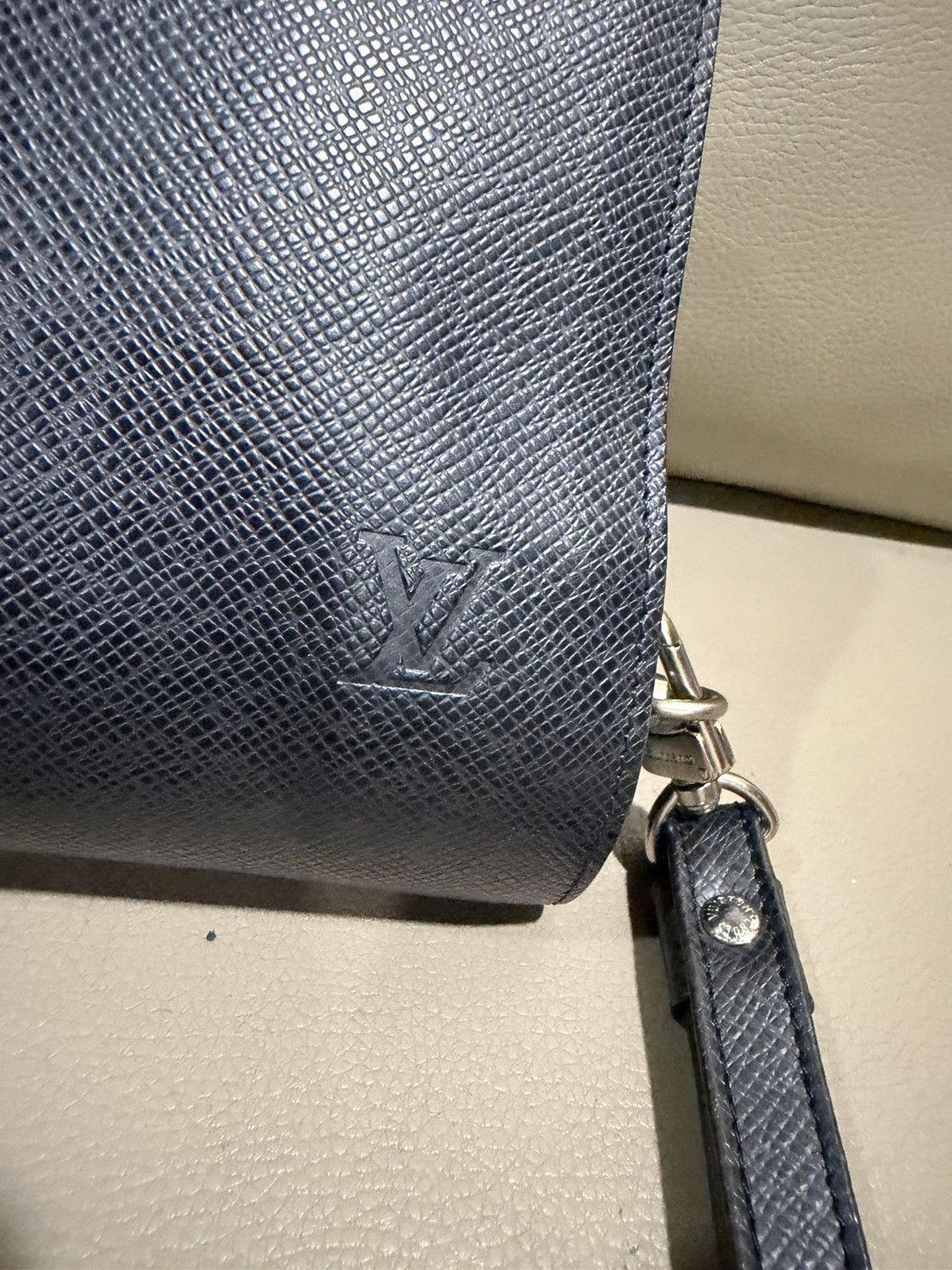 Louis Vuitton Authentic Louis Vuitton Taiga Black Clutch Size ONE SIZE - 15 Thumbnail