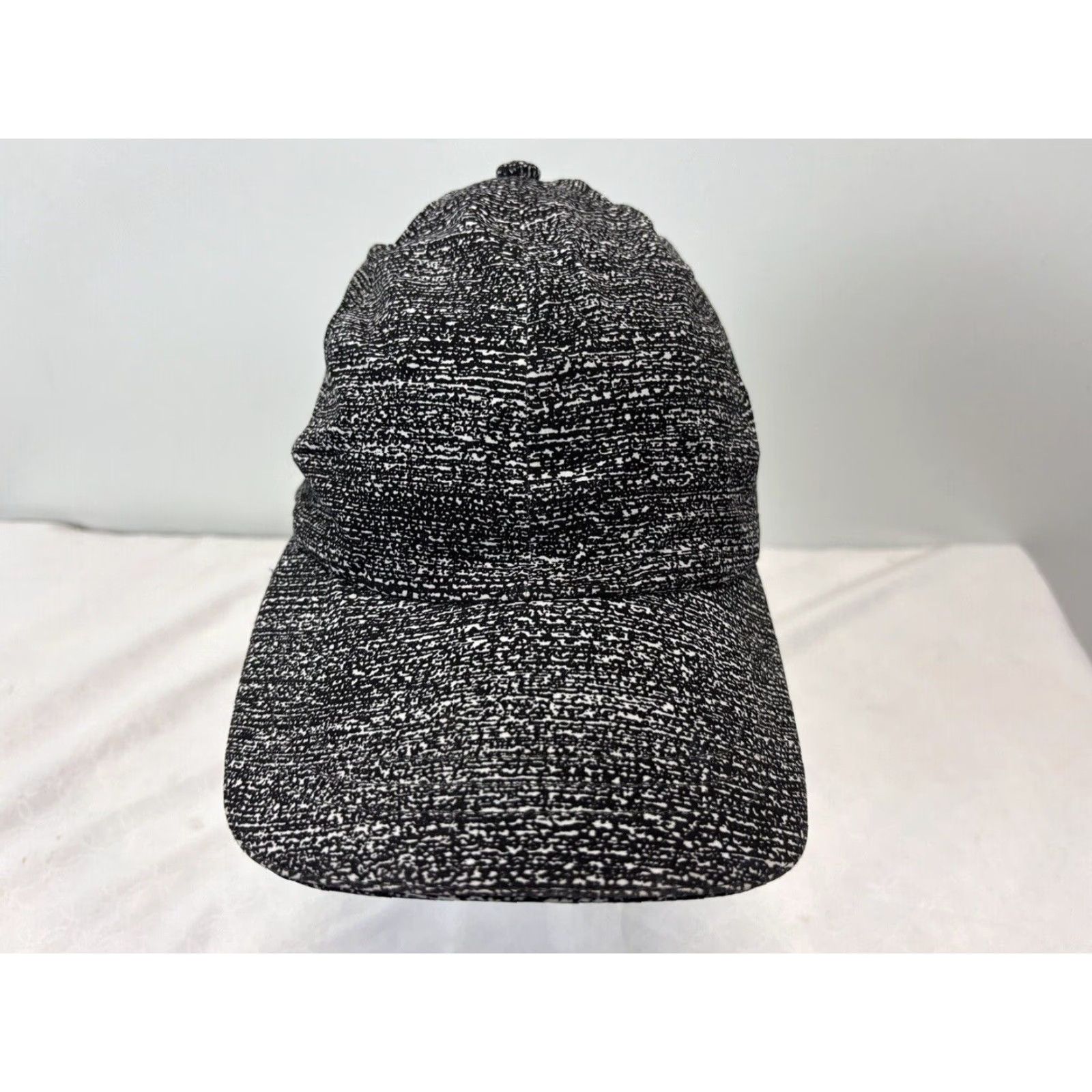 Lululemon Lululemon Athletica Baseball Hat Cap Black Grey Adjustable VGUC Womens One Size Black Gray Polyester Blend Baseball Cap HaT Women VGUC Size ONE SIZE - 3 Thumbnail