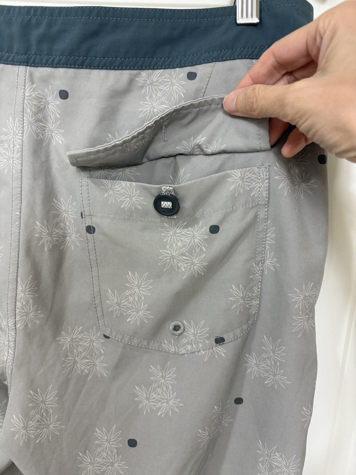 Vuori Vuori Men’s Gray Pineapple Board Shorts Swim Trunks- size 30 Size US 30 / EU 46 - 7 Thumbnail