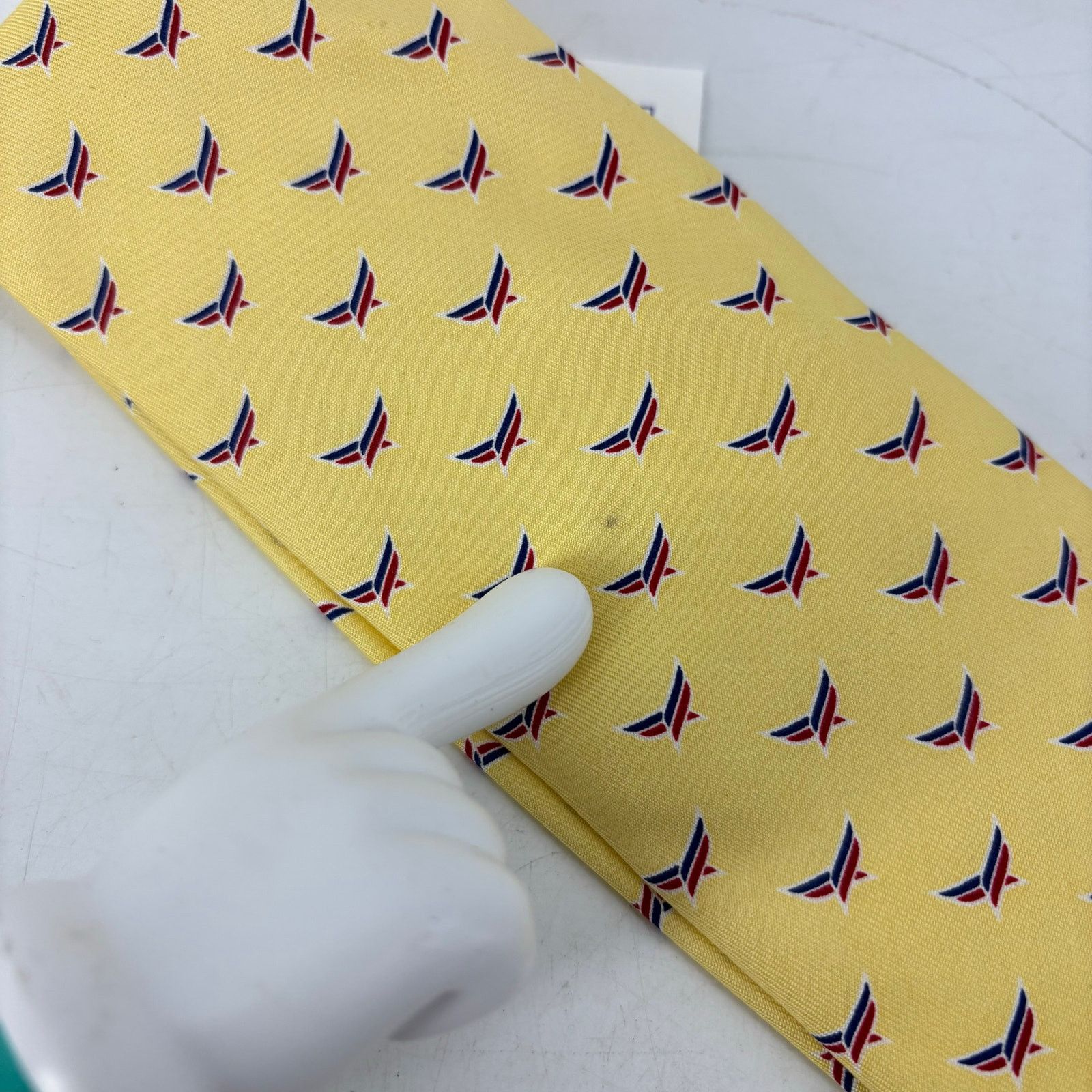 Vineyard Vines Vineyard Vines Mens Neck Tie American Energy Yellow Silk USA Size ONE SIZE - 7 Thumbnail