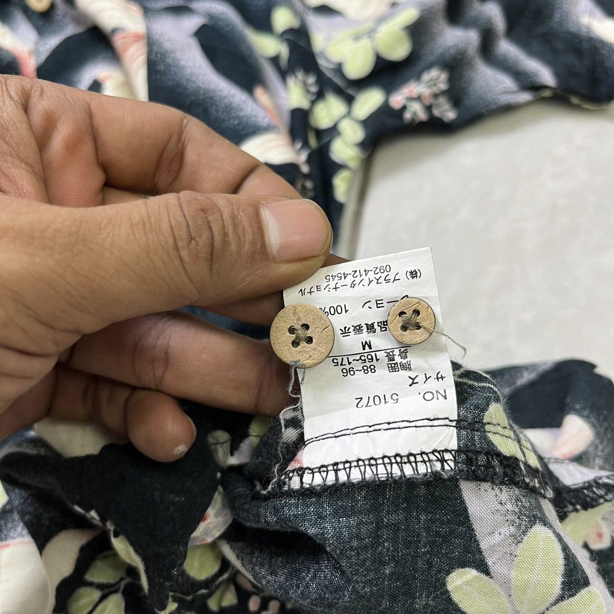 Other Rayon 100% Hawaiian shirt koi pattern loop collar Size US M / EU 48-50 / 2 - 8 Thumbnail