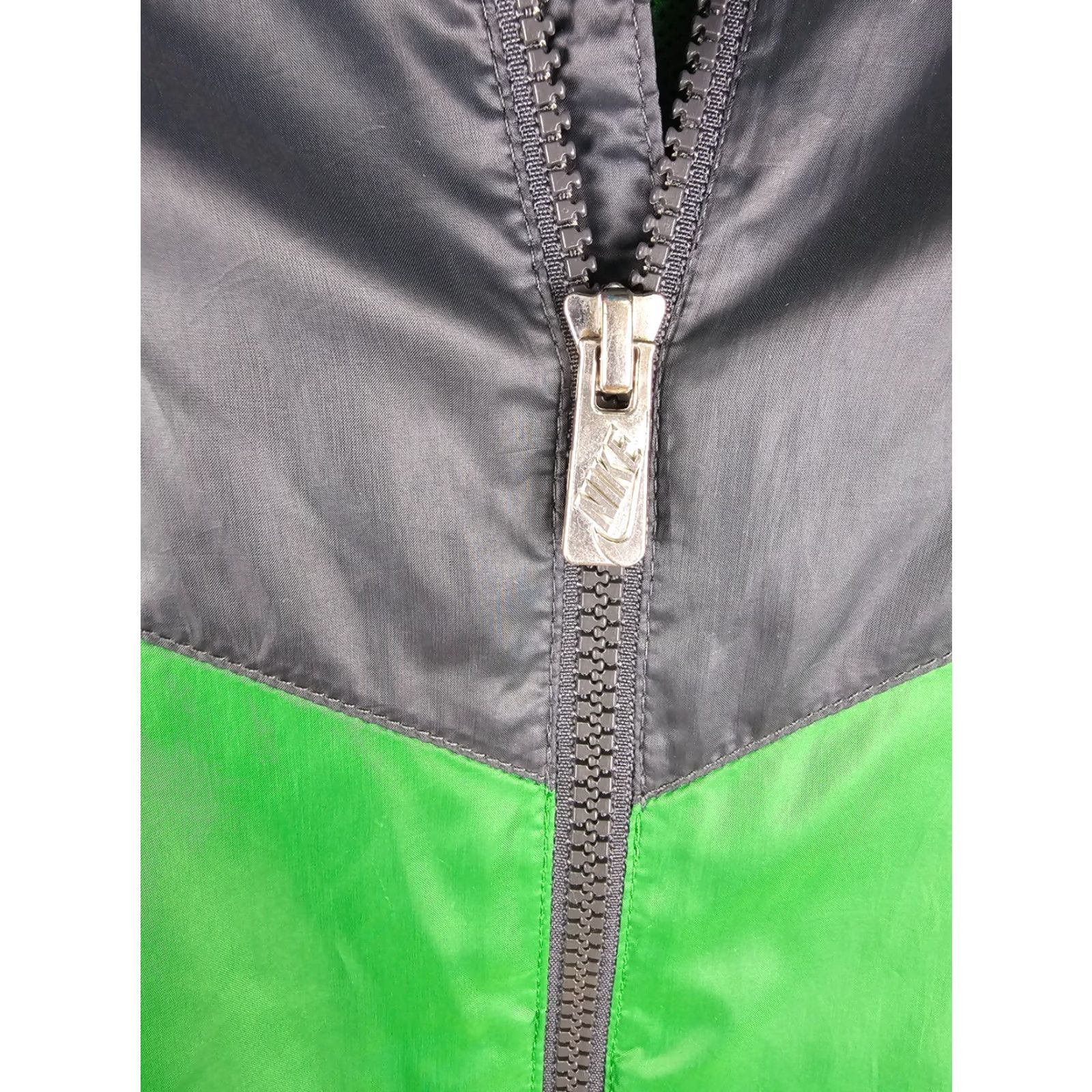 Nike VINTAGE Nike Windbreaker Track Top Jacket Medium Mens Green 80s 90s Windbreaker Nylon Jacket Activewear Best Seller Size US M / EU 48-50 / 2 - 3 Thumbnail