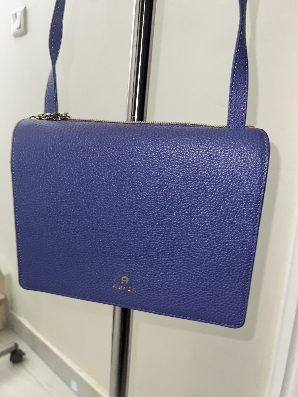 Aigner Aigner Lavender Leather shoulder bag Size ONE SIZE - 1 Thumbnail