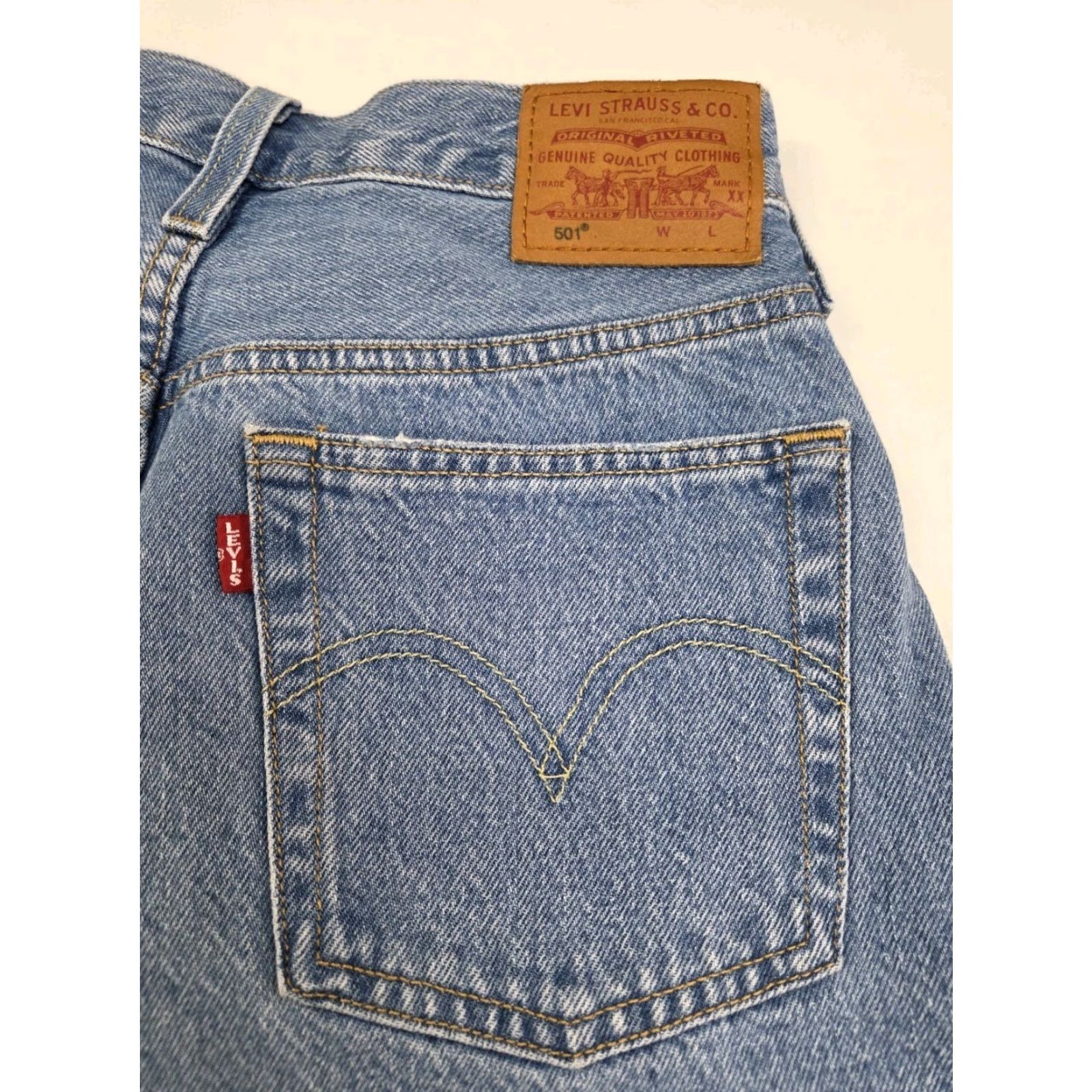 Levi's VINTAGE Levi’s 501 Womens Button Fly Shorts Blue Distressed Raw Hem 26 Regular 6 In Denim 100% Cotton Womens Jeans Size 26" / US 2 / IT 38 - 6 Thumbnail
