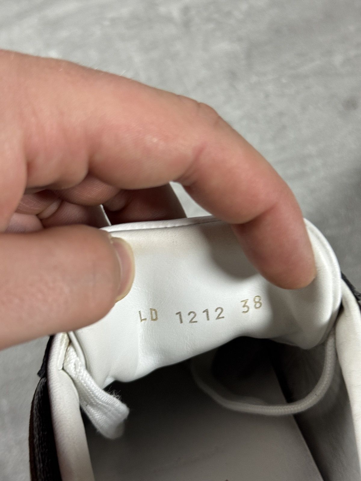 Louis Vuitton Louis Vuitton Rivoli / Monogram Low-Top Sneakers White Brown Size US 5.5 / EU 38 - 8 Thumbnail