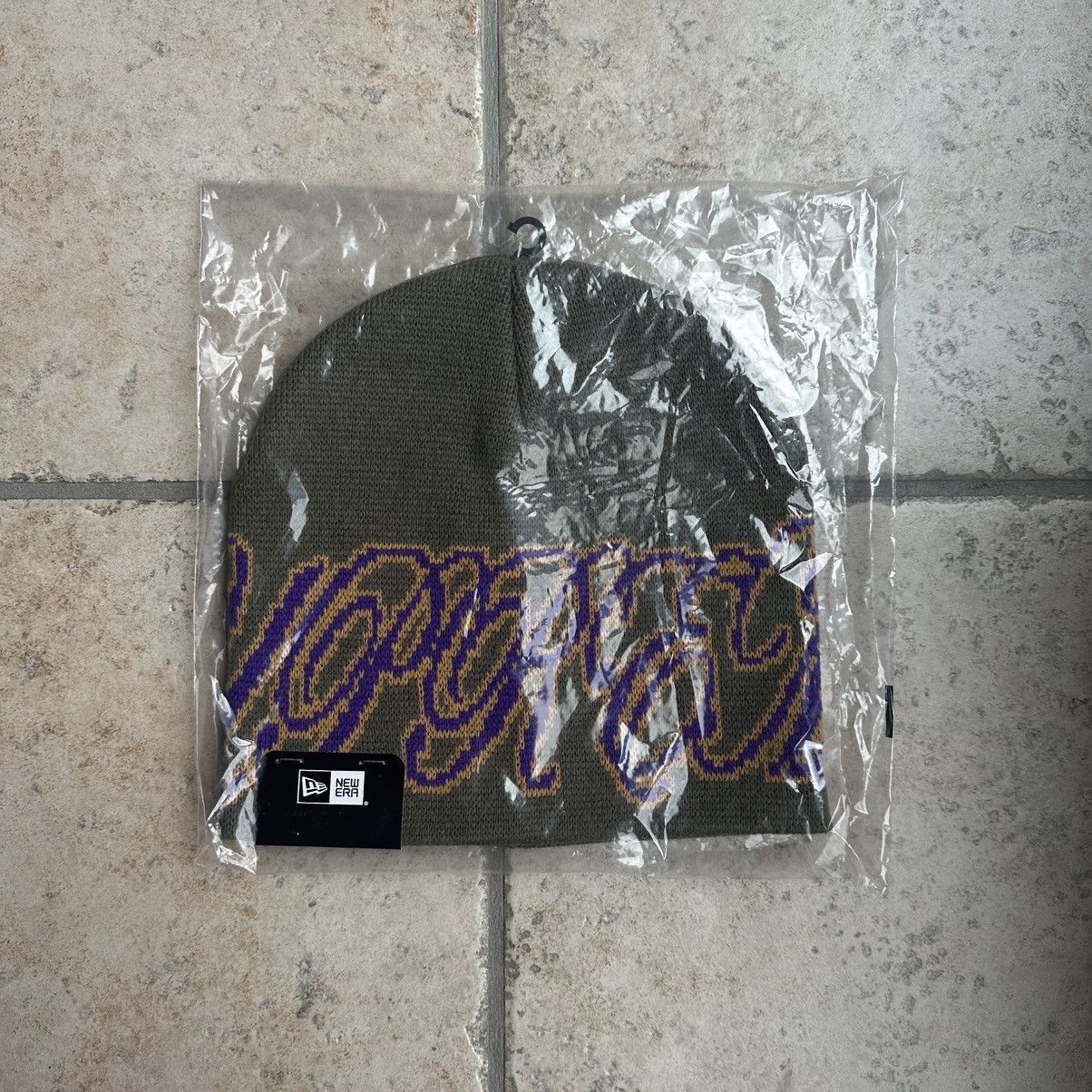 New Era × Supreme Supreme New Era Cursive Beanie Olive Size ONE SIZE - 1 Thumbnail