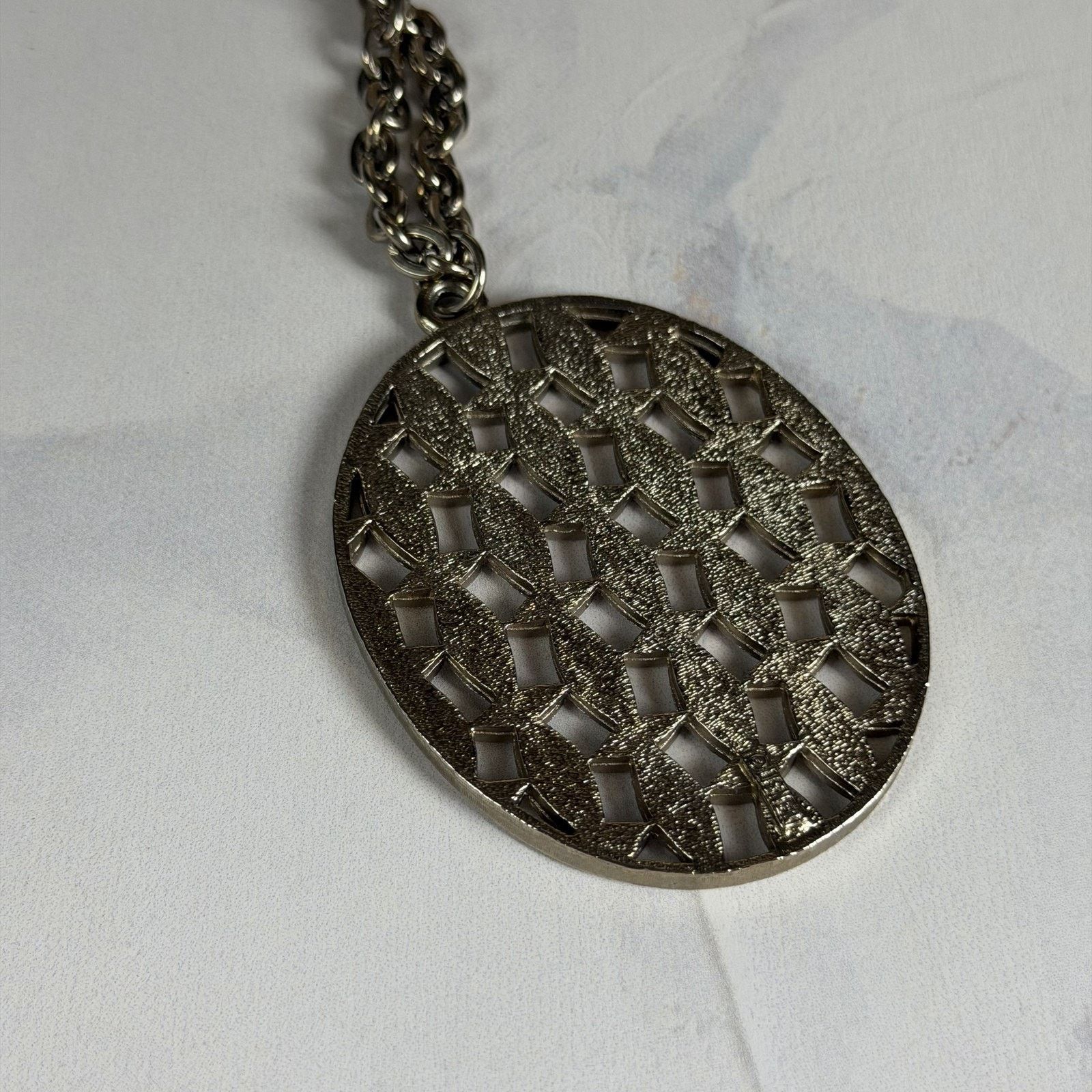 Other VTG 1970s Lisner Silver-Tone Oval Cut-Out Pendant Necklace Size ONE SIZE - 6 Thumbnail