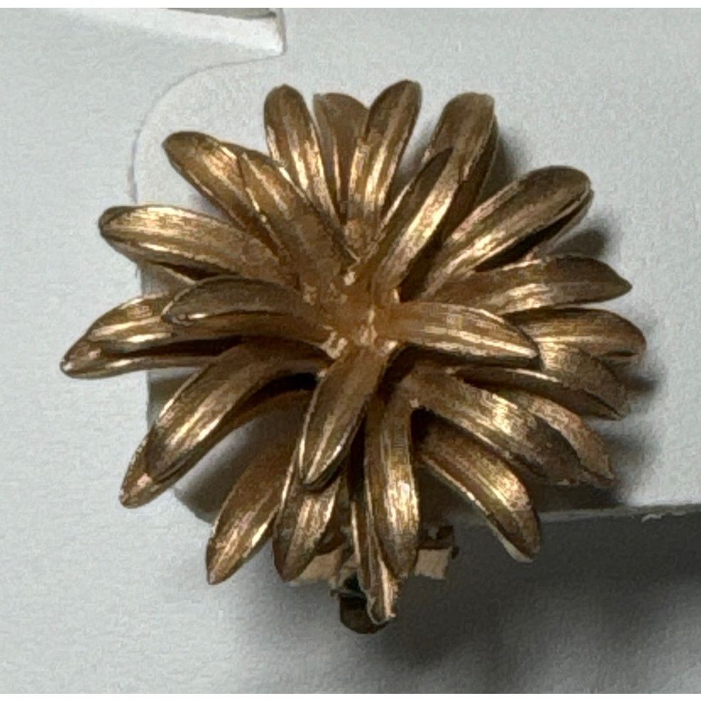 Vintage Mid century vintage gold tone flower clip on earings Size ONE SIZE - 7 Thumbnail