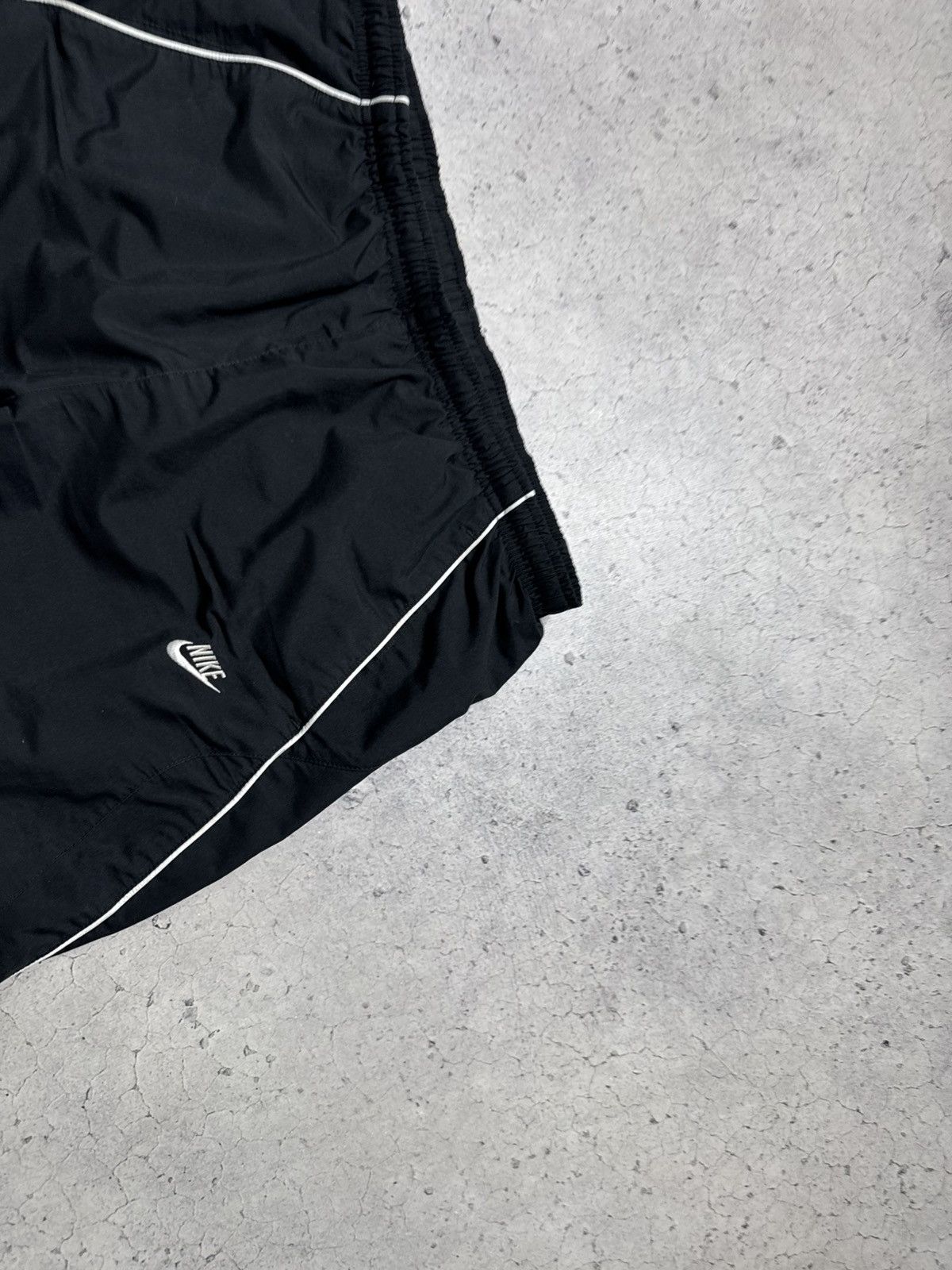 Nike Nike Vintage Nylon Shorts Black Size US 32 / EU 48 - 2 Thumbnail