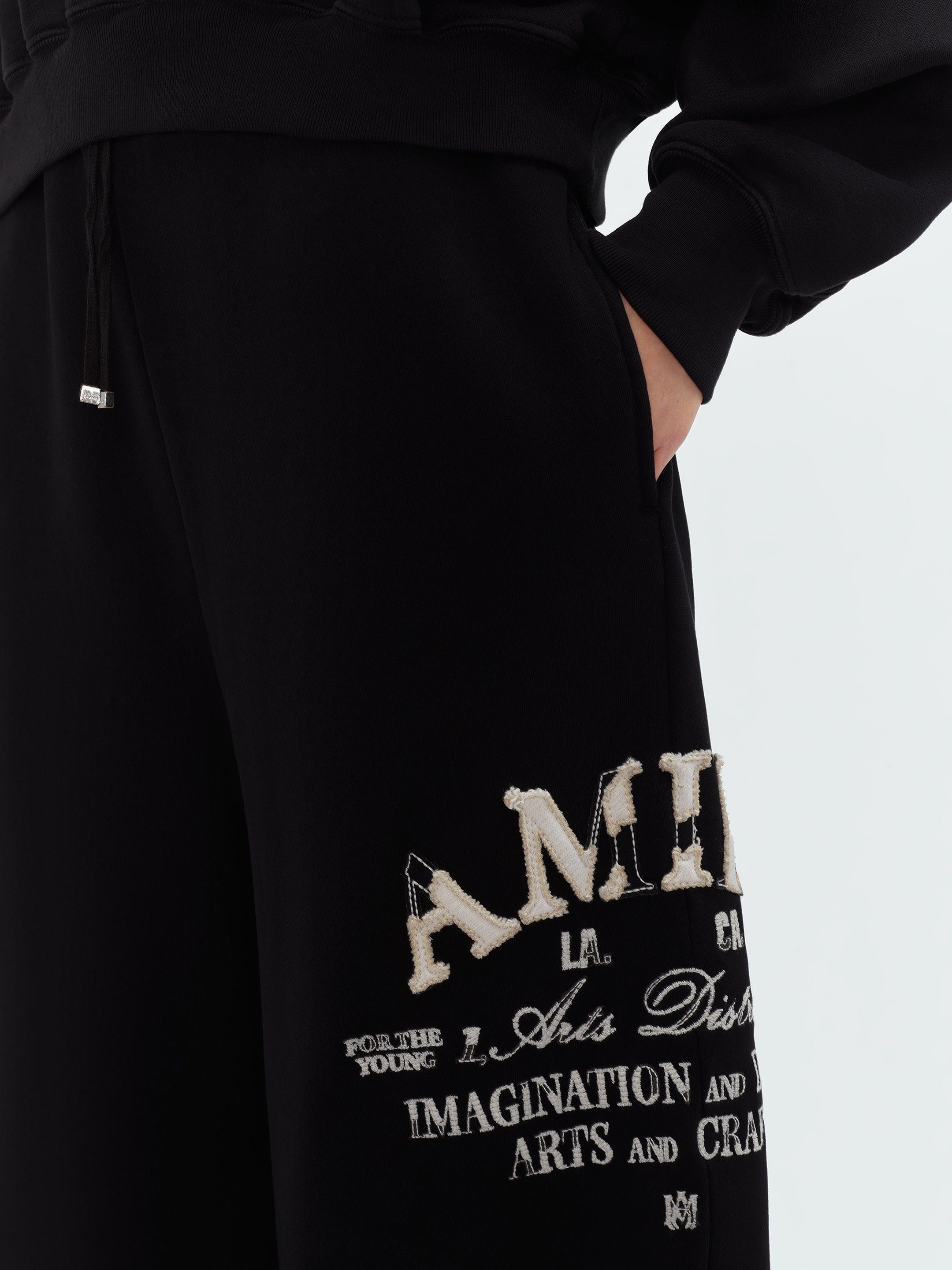 Amiri os11x0625 Arts District Logo Sweatpant in Black Size 27" / US 4 / IT 40 - 6 Thumbnail