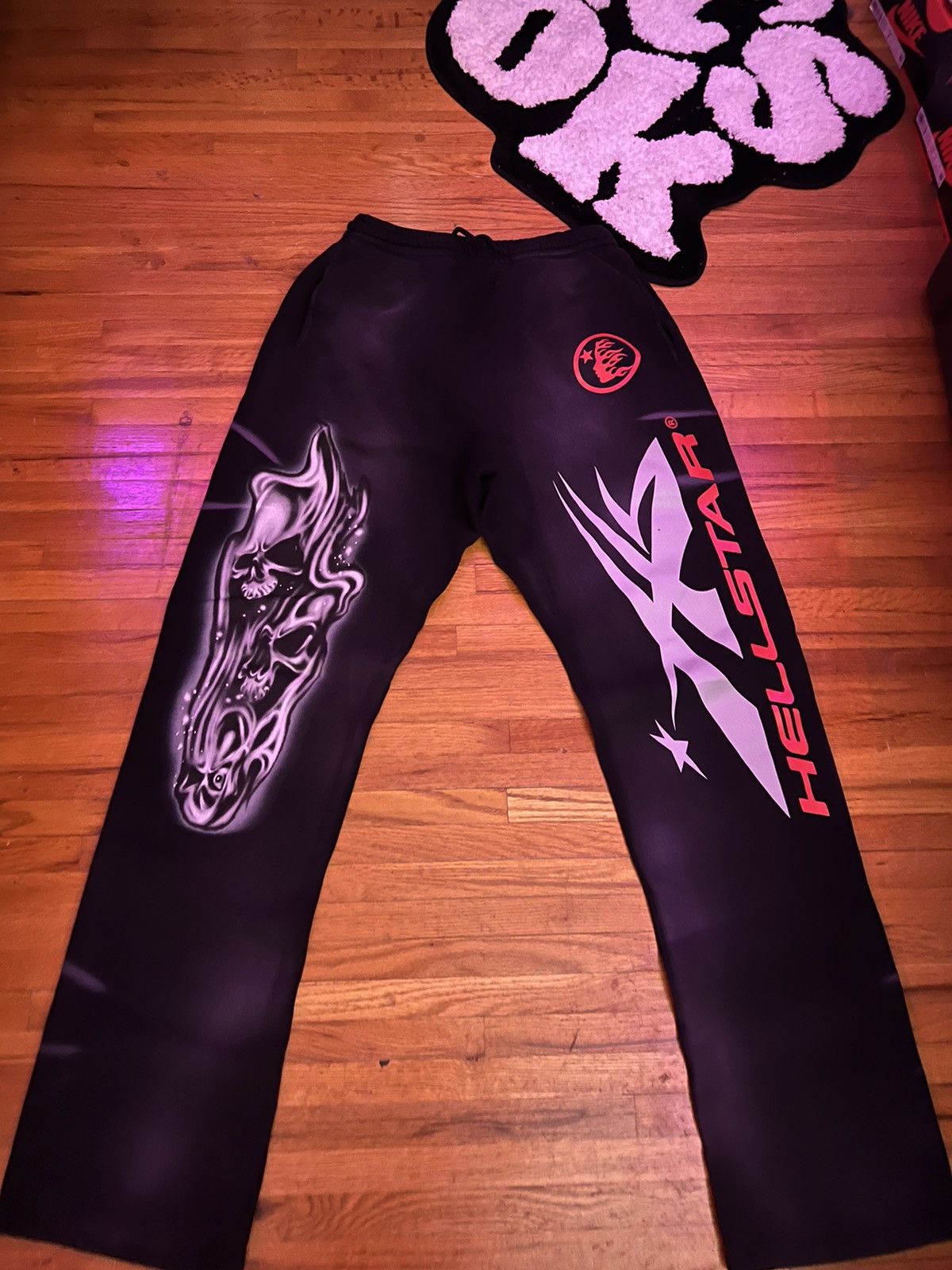 HELLSTAR Airbrushed Skull Sweatpants (Flare Bottom) | Grailed