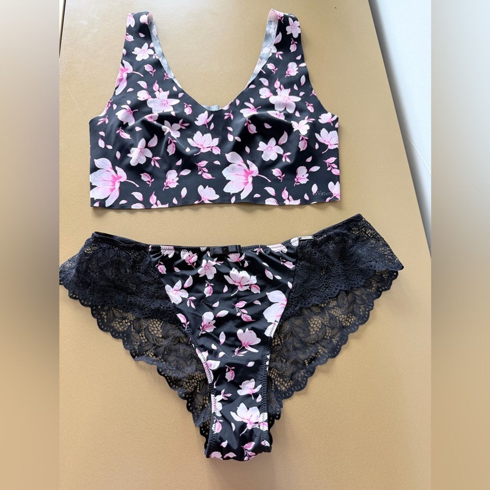 la Vie en Rose Black Floral V-Neck Bra with Pink Flowers and Panties set S Size ONE SIZE - 10 Thumbnail