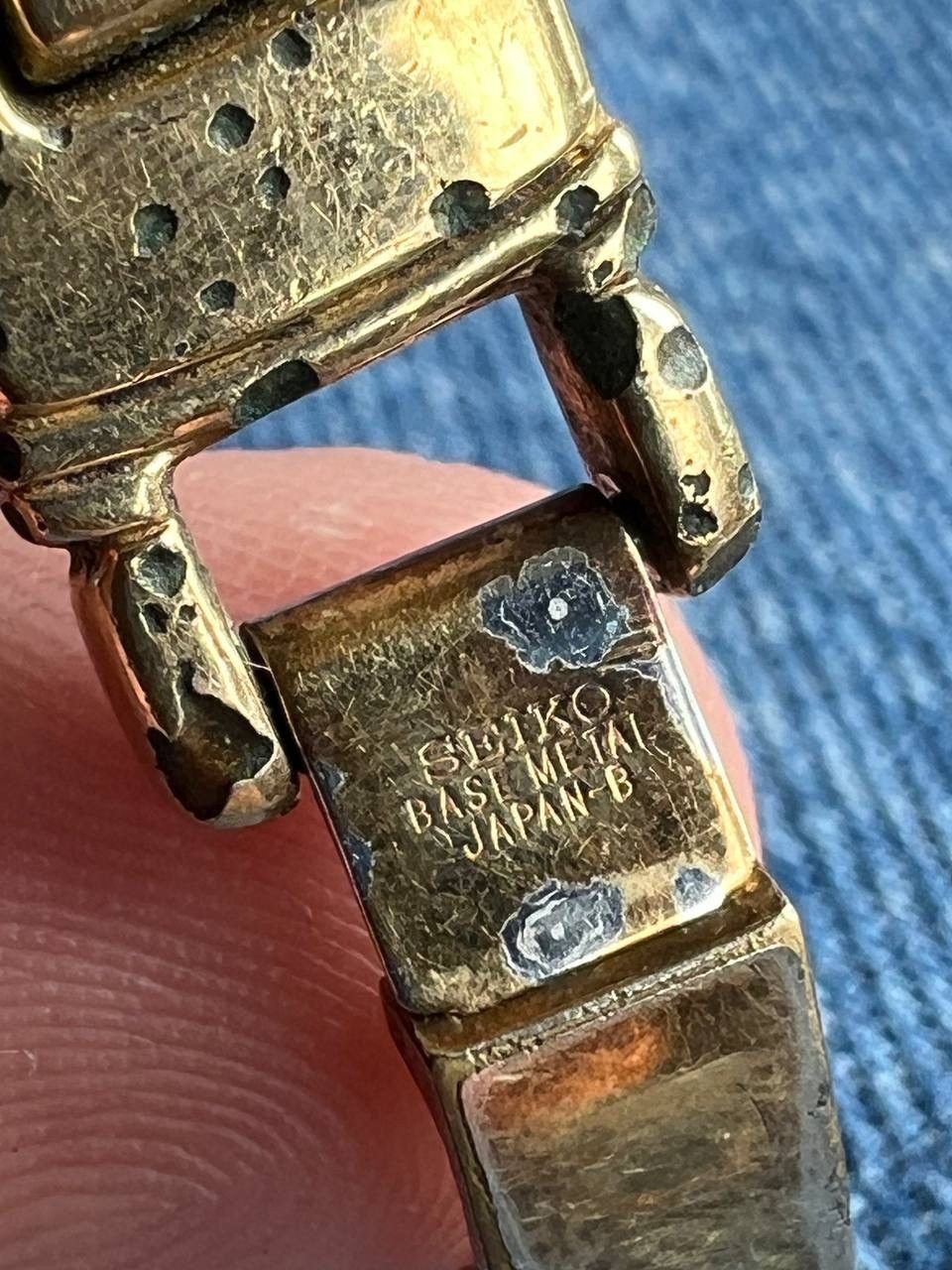 Vintage Vintage 1997 Seiko Curved Shaped Face 18 Karat Gold Plated Size ONE SIZE - 8 Thumbnail