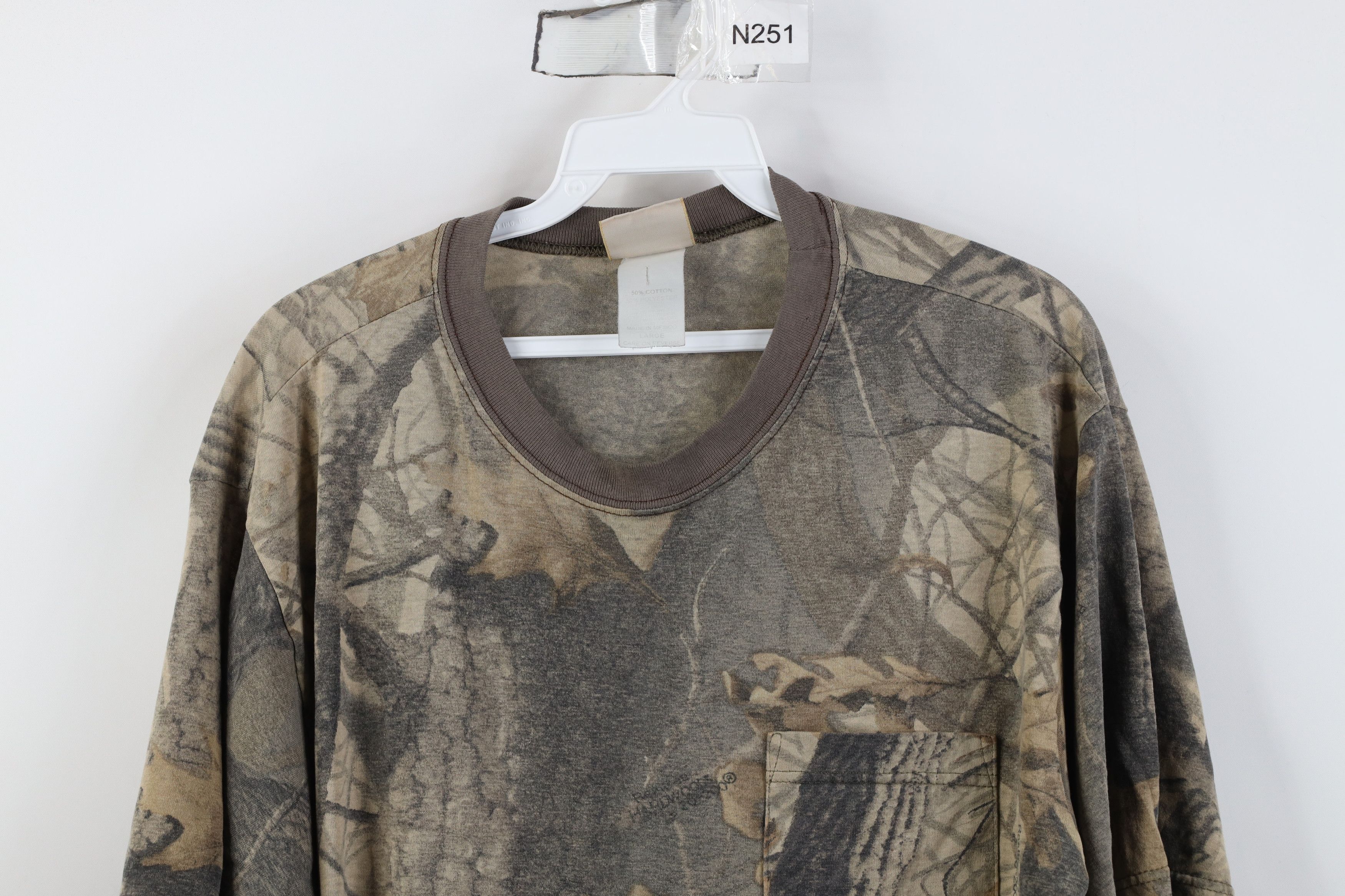 Vintage Vintage 90s Streetwear Realtree Camouflage Pocket T-Shirt Size US L / EU 52-54 / 3 - 2 Thumbnail