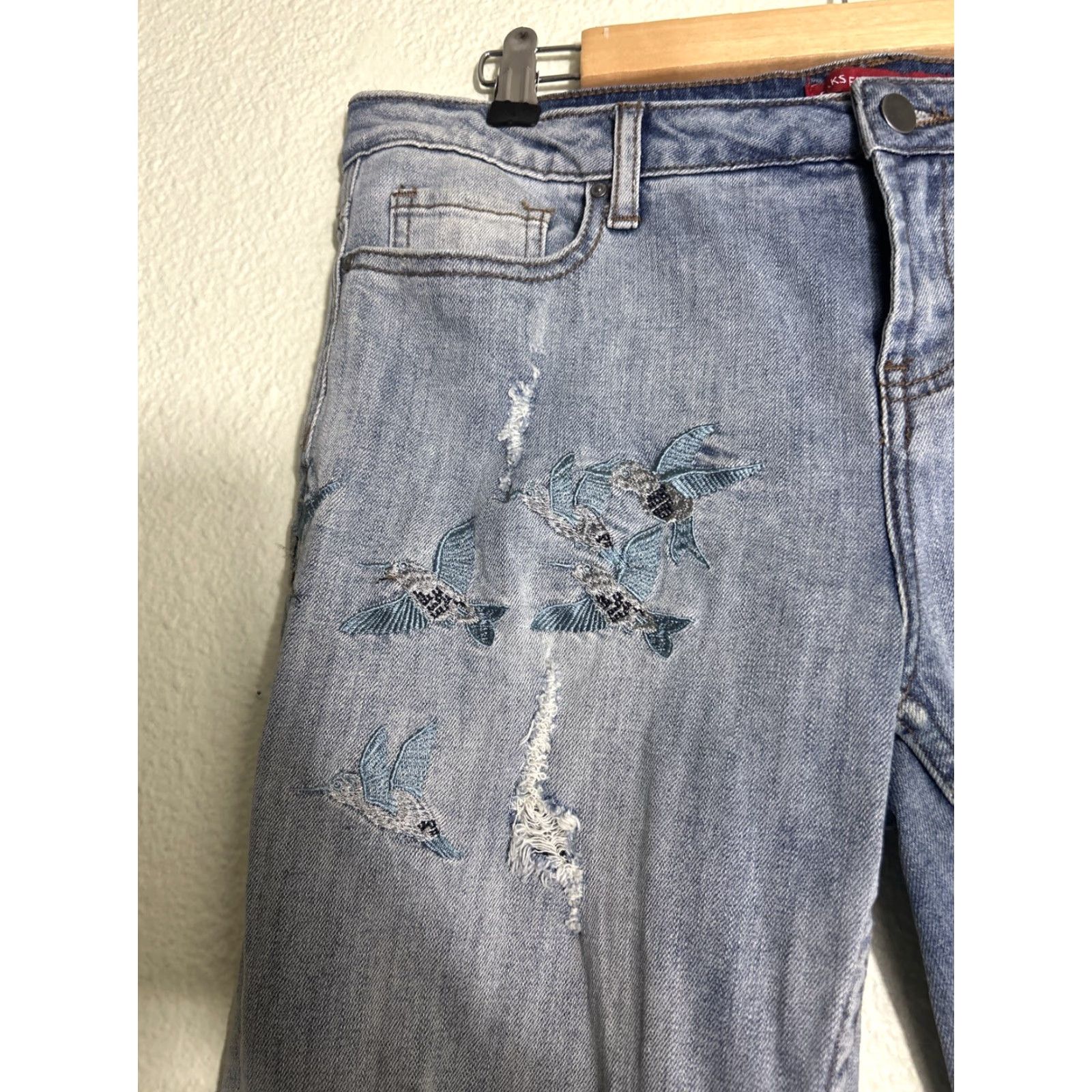 Saks Fifth Avenue VINTAGE Saks Fifth Avenue Mattie Crop Jeans Distressed Hummingbirds 29x25 Women Blue Cropped Relaxed Regular Size 29 Blue Size 29" - 7 Thumbnail