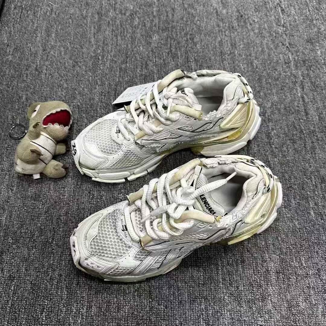 Balenciaga Balenciaga White Runner Size 39 Size US 6 / EU 39 - 1 Thumbnail