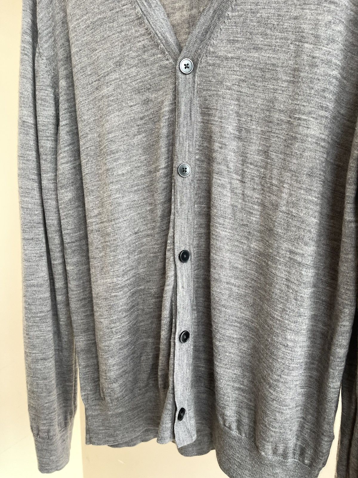 Uniqlo Uniqlo V-Neck Pure New Wool Lightweight Button-Up Cardigan Size US L / EU 52-54 / 3 - 4 Thumbnail