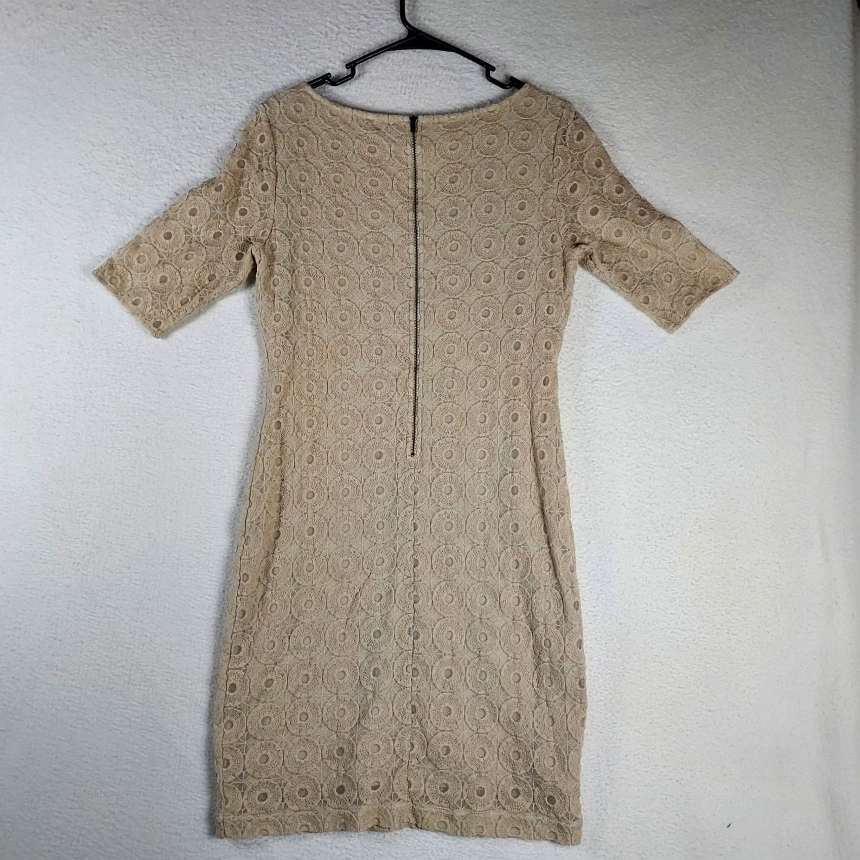 Banana Republic Banana Republic Women’s Size 10 Lace Sheath Dress Beige Lined Sleeveless Knee Length Zip Round Neck Vintage No (if applicable) Size L / US 10 / IT 46 - 2 Thumbnail