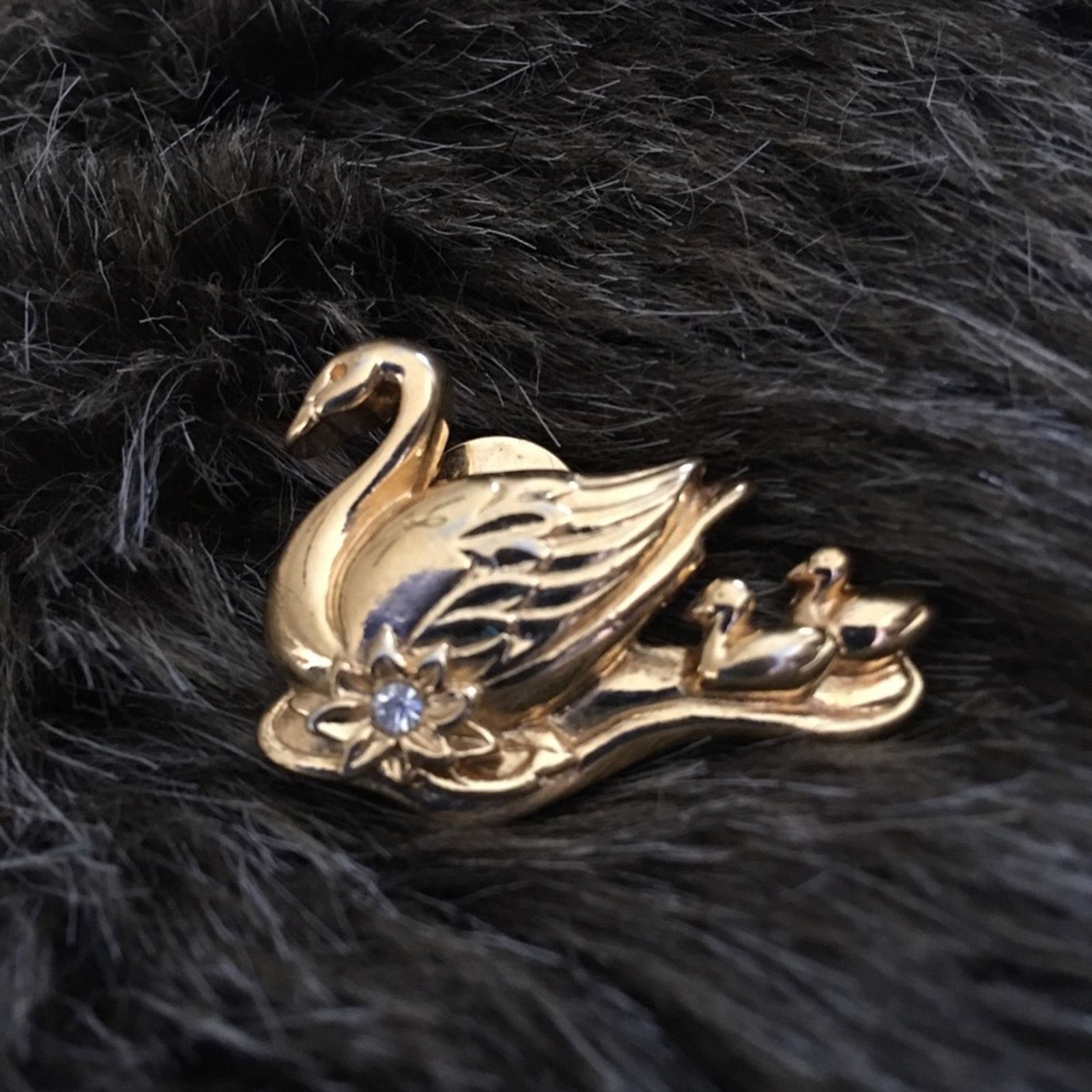 Vintage Vintage Avon 1992 gold tone swan family brooch pin Size ONE SIZE - 1 Thumbnail