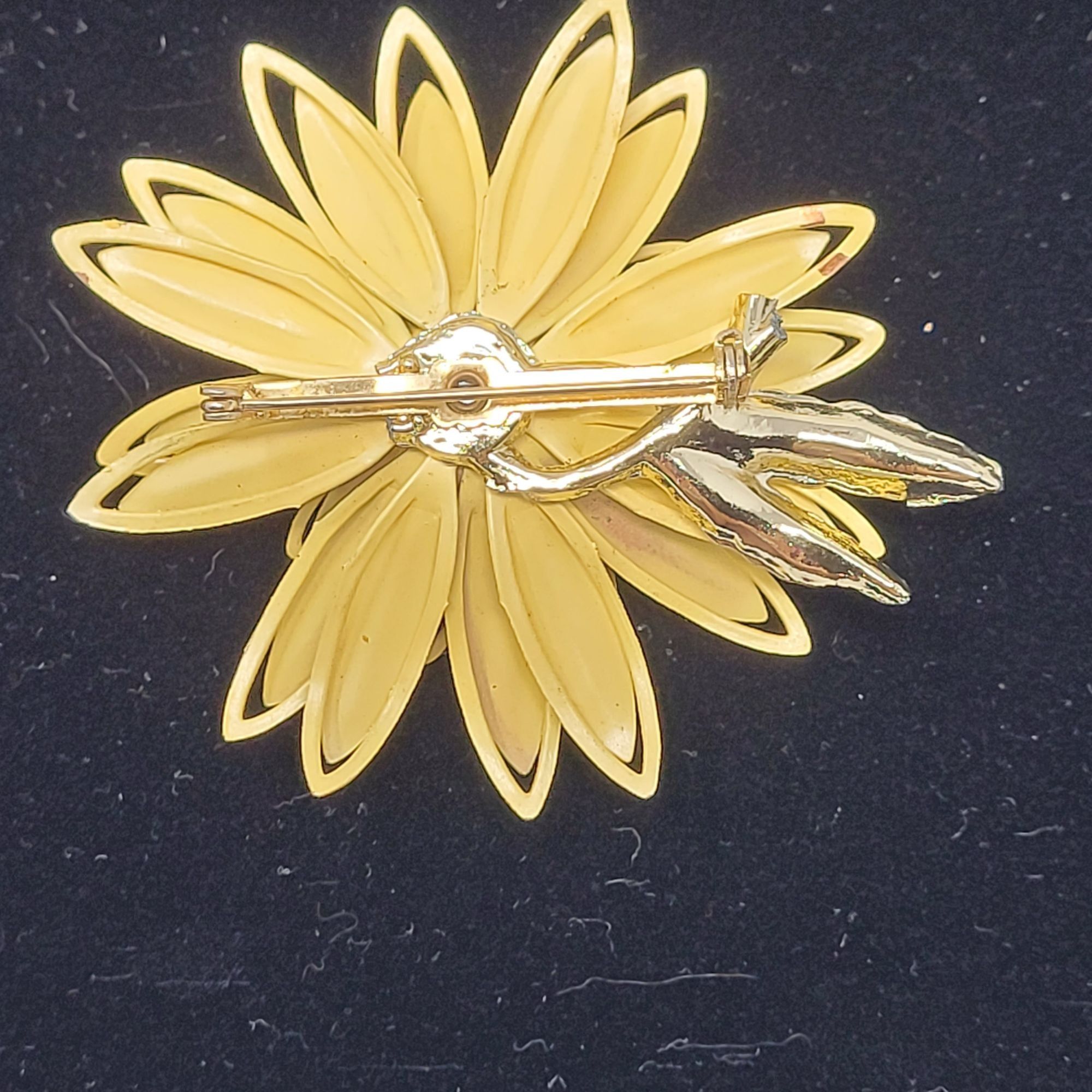 Vintage Vintage 3D Pearlized Beige Enamel Flower Brooch Pin Faux Pea Size ONE SIZE - 6 Thumbnail