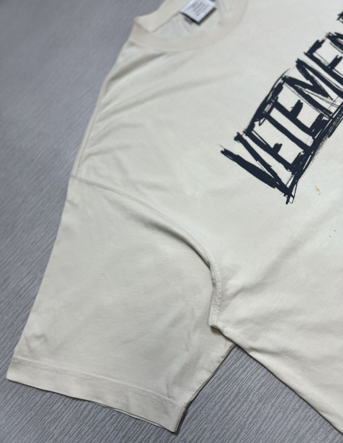 Vetements Vetements - World Tour Logo Oversized T-Shirt Size US XS / EU 42 / 0 - 5 Thumbnail