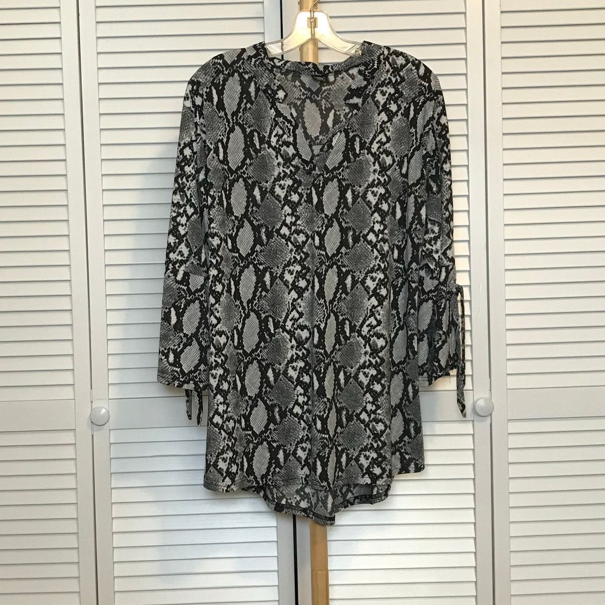 Other Lildy Snakeskin Print V-Neck Long Split Sleeve Blouse L-XL Size L / US 10 / IT 46 - 1 Thumbnail