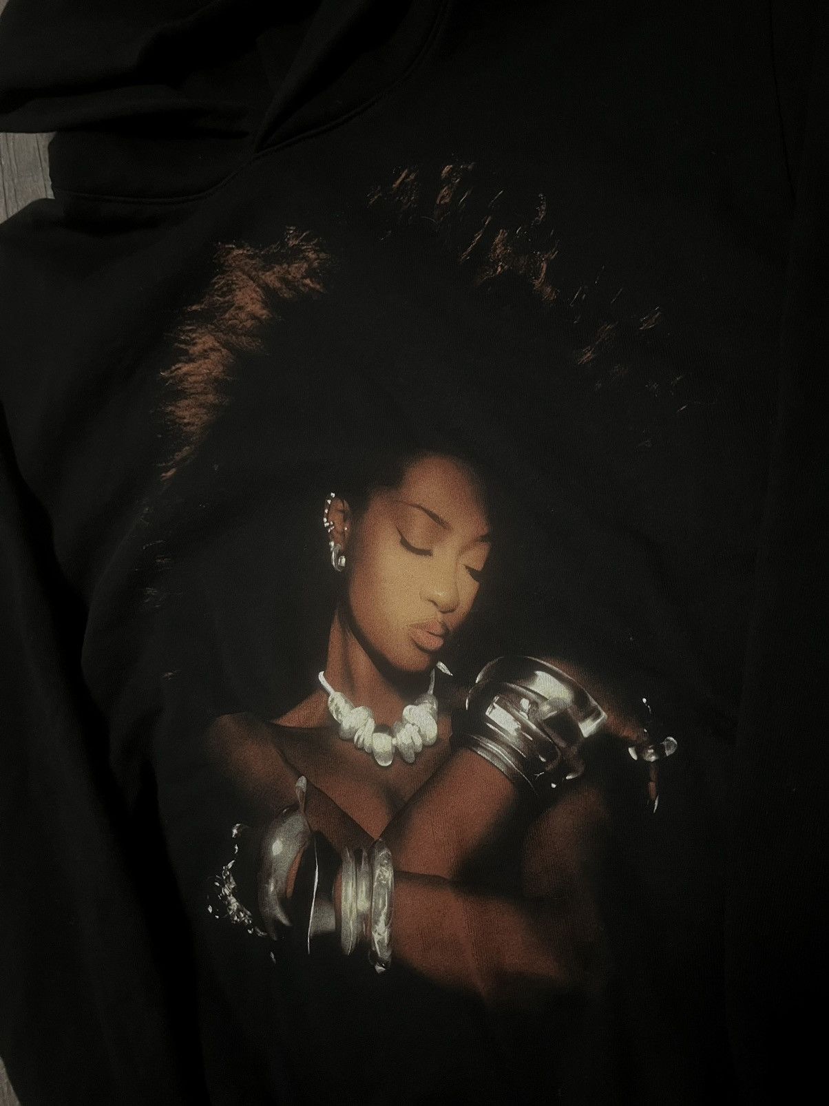Band Tees Tems Born in the Wild World Tour Hoodie size Medium Size US M / EU 48-50 / 2 - 2 Thumbnail