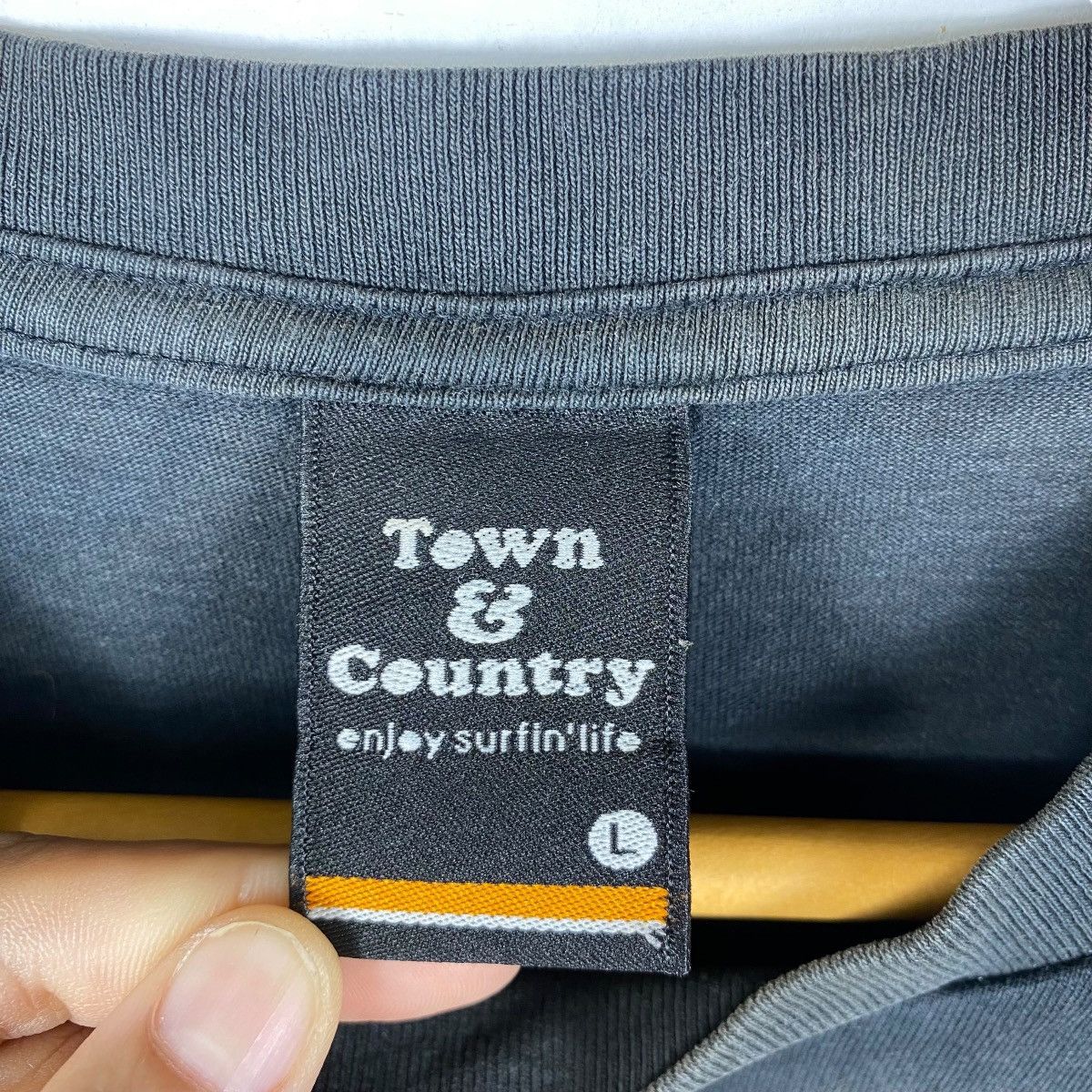 Vintage Vintage TOWN & COUNTRY Made In The Aloha State Faded Tee Size US L / EU 52-54 / 3 - 7 Thumbnail