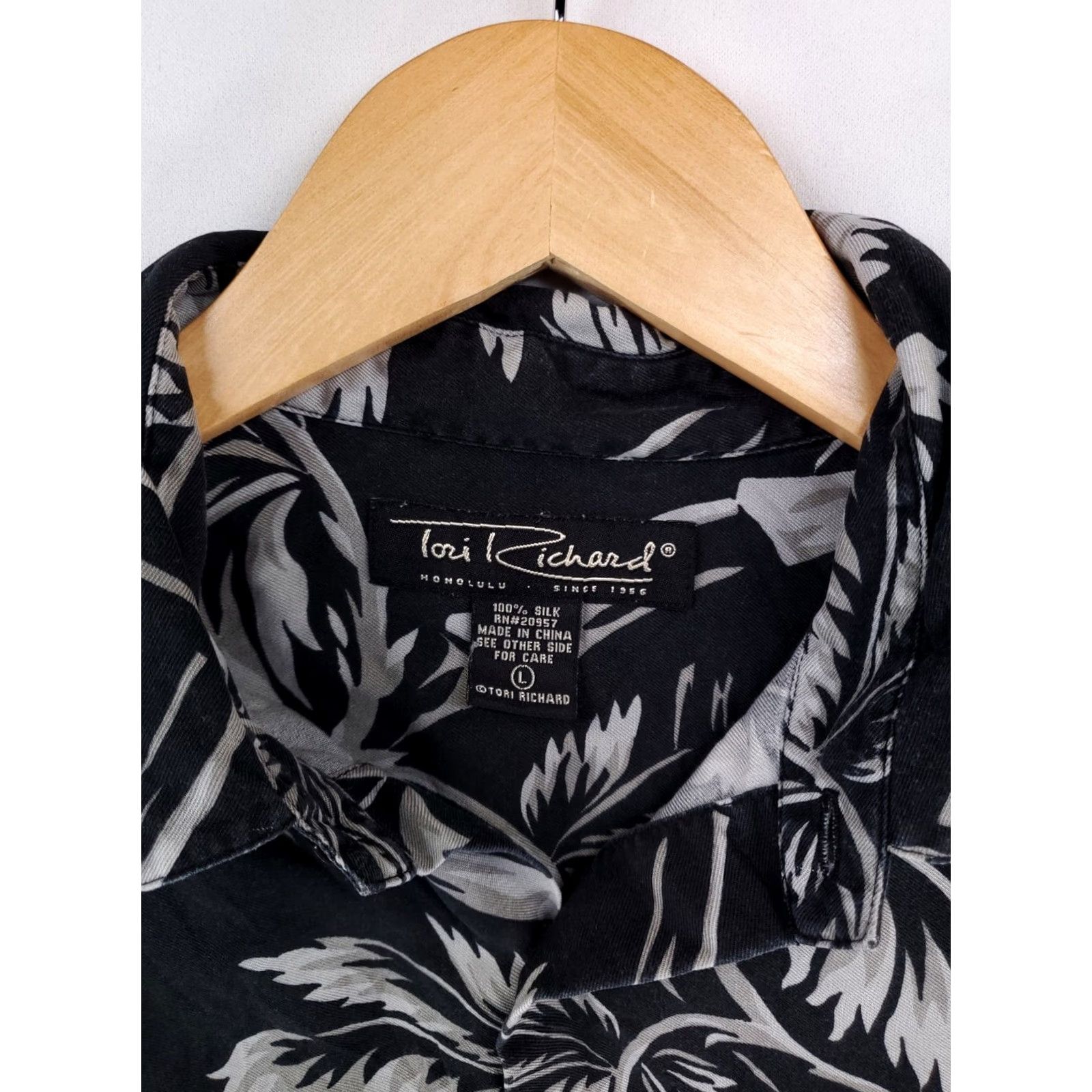 Tori Richard Tori Richard Hawaiian Shirt Silk Button-Up Short Sleeve Black Palm Trees Mens L Size US L / EU 52-54 / 3 - 2 Thumbnail