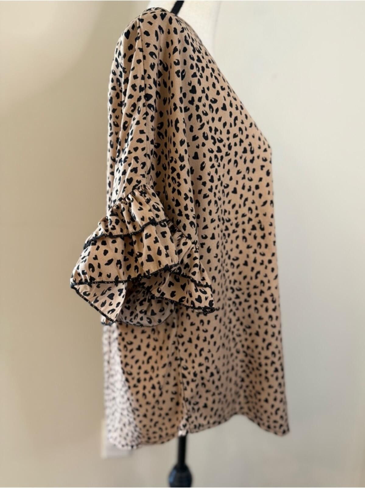 Other Romantic Hut leopard print short flutter sleeve top SZ LG Size L / US 10 / IT 46 - 4 Thumbnail
