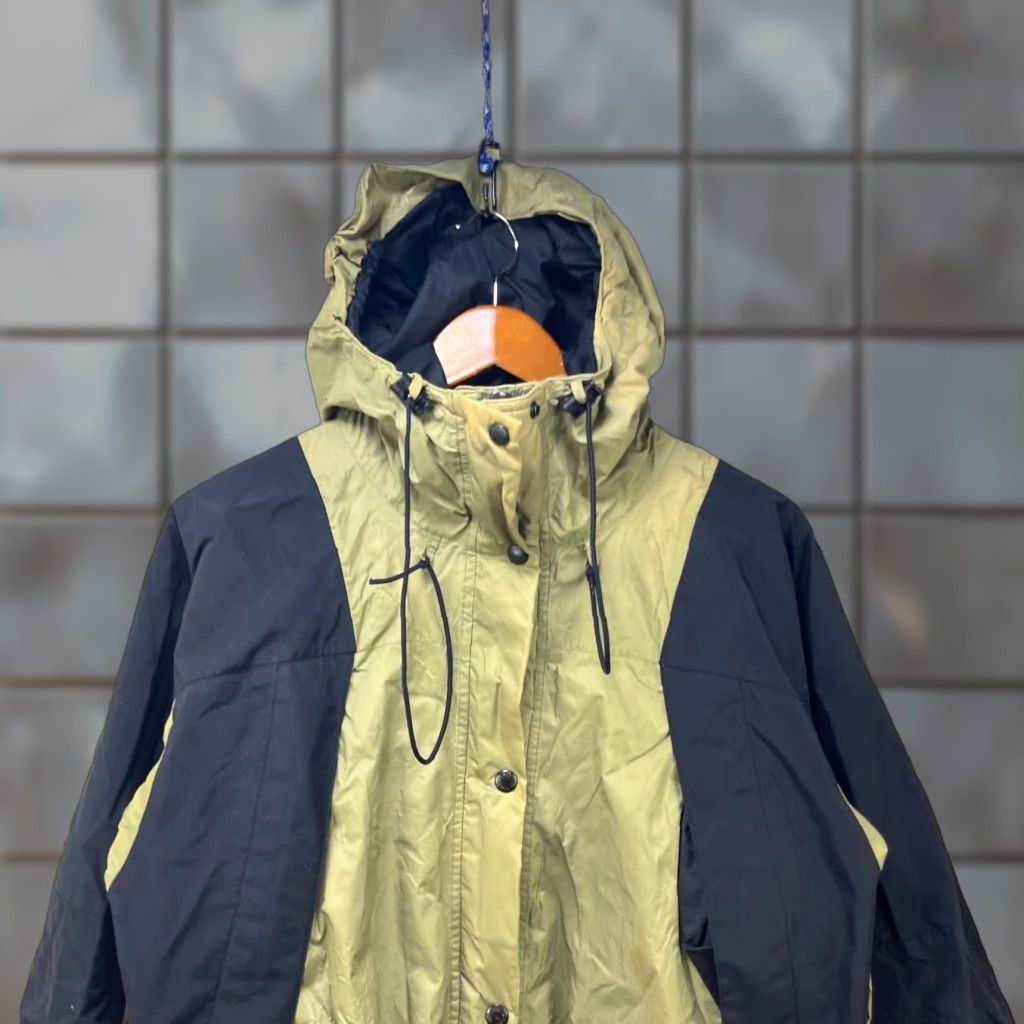 The North Face VINTAGE The North Face Gore Tex Mountain Light Shell Jacket Womens Large Size L / US 10 / IT 46 - 1 Thumbnail