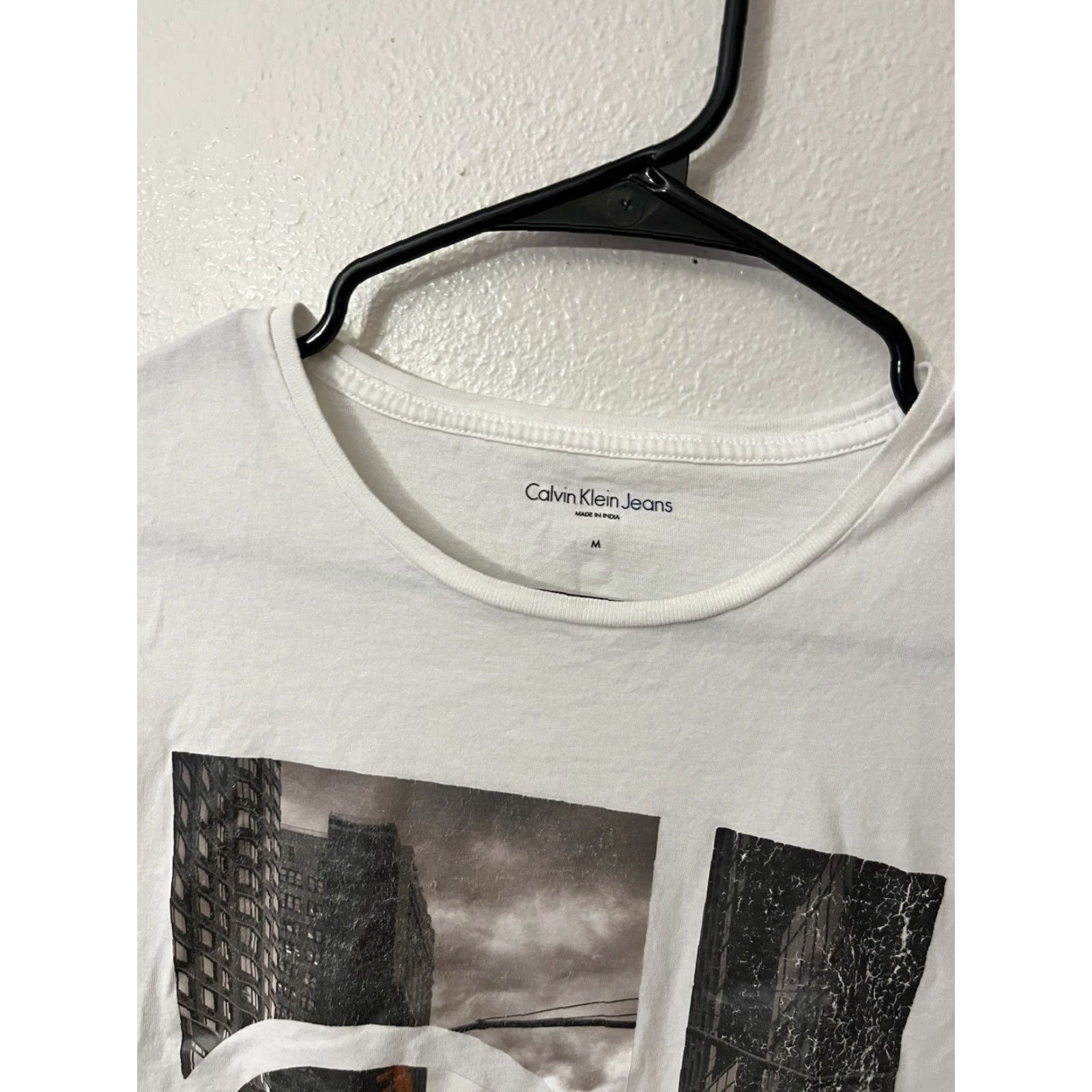 Vintage Calvin Klein Jeans White Graphic Tee Short Sleeve Tee M Women Henley Pocket T-Shirt Size 32" / US 10 / IT 46 - 3 Thumbnail